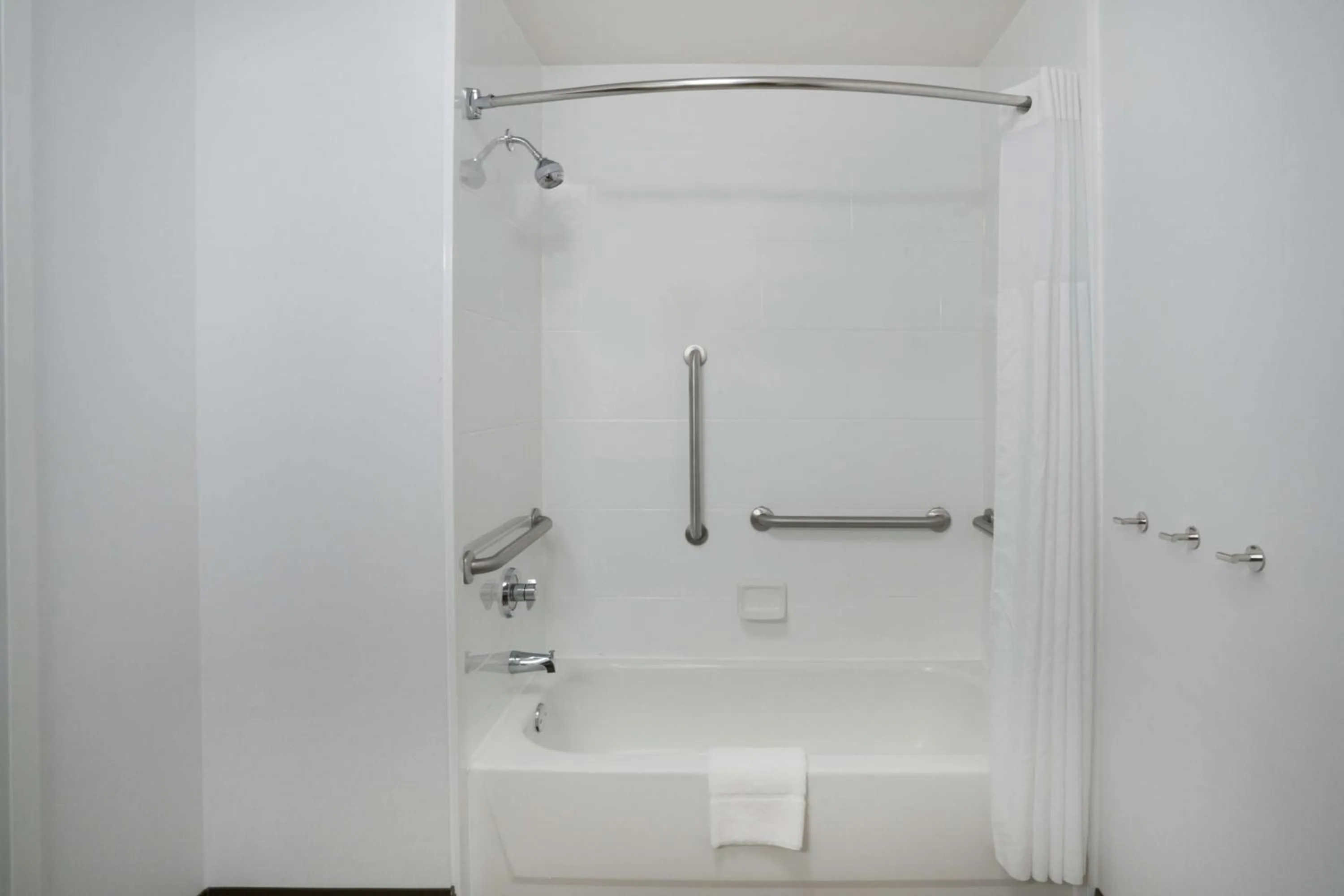 Bathroom in Hampton Inn Huntsville-Madison