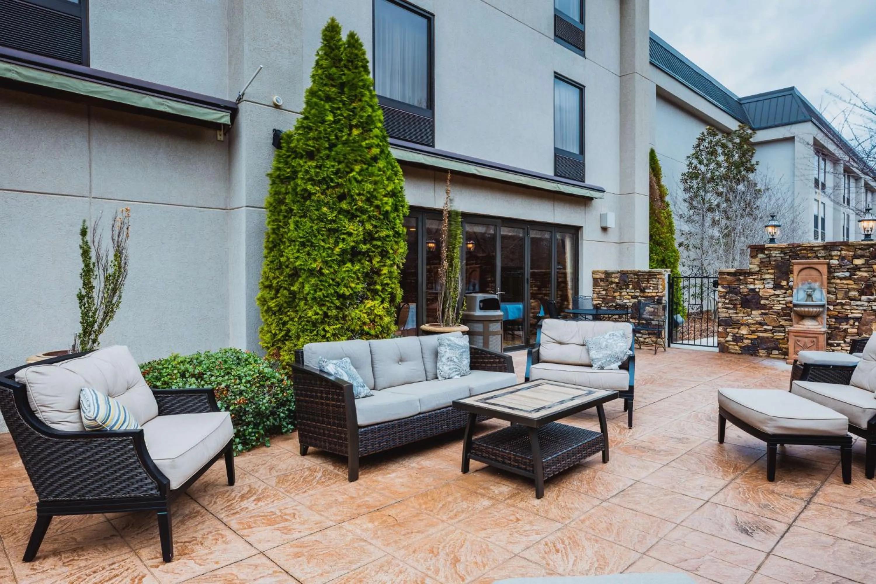 Patio in Hampton Inn Huntsville-Madison