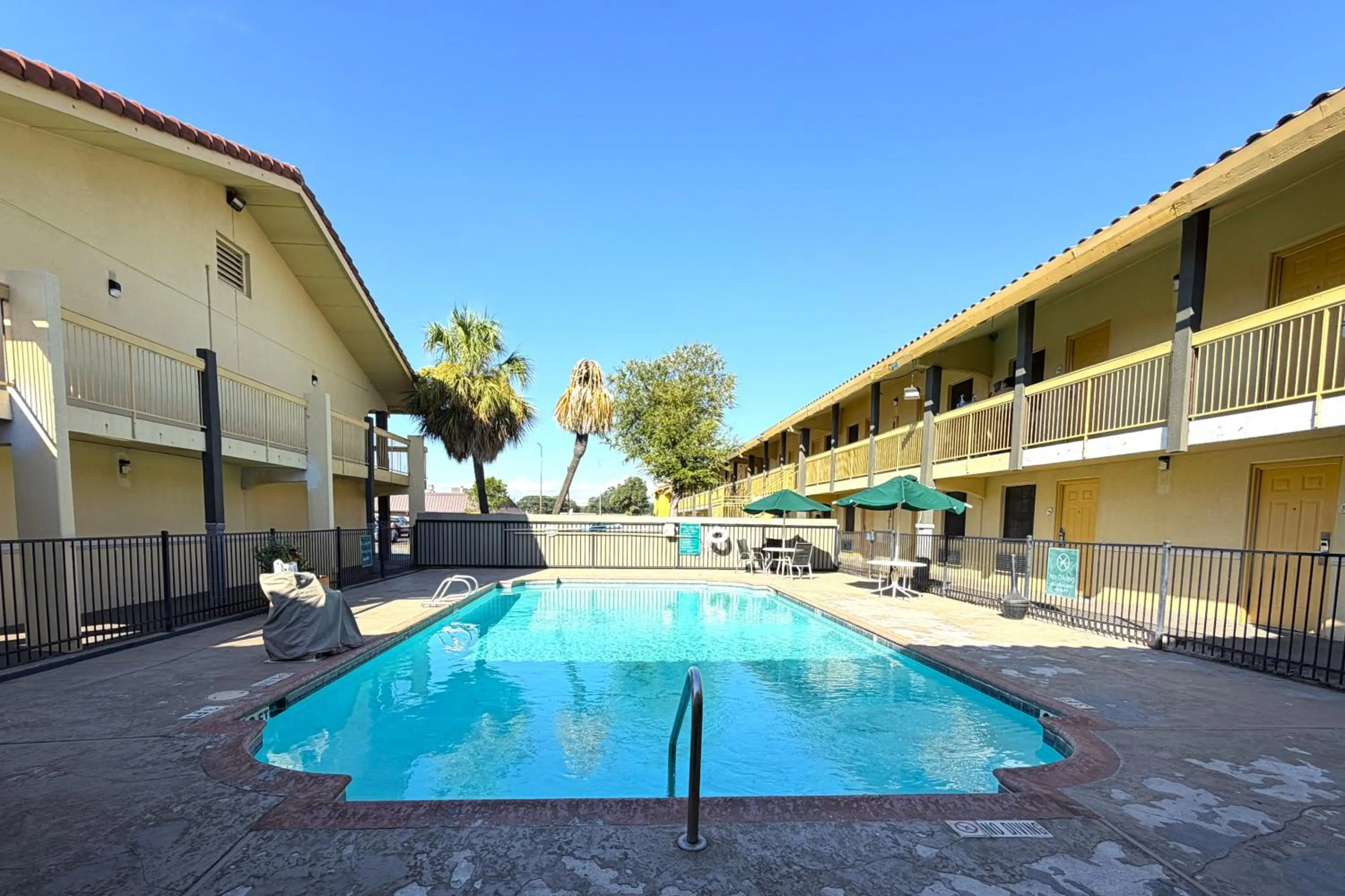 Swimming pool in Townhouse Garden Inn & Suites San Antonio I 35