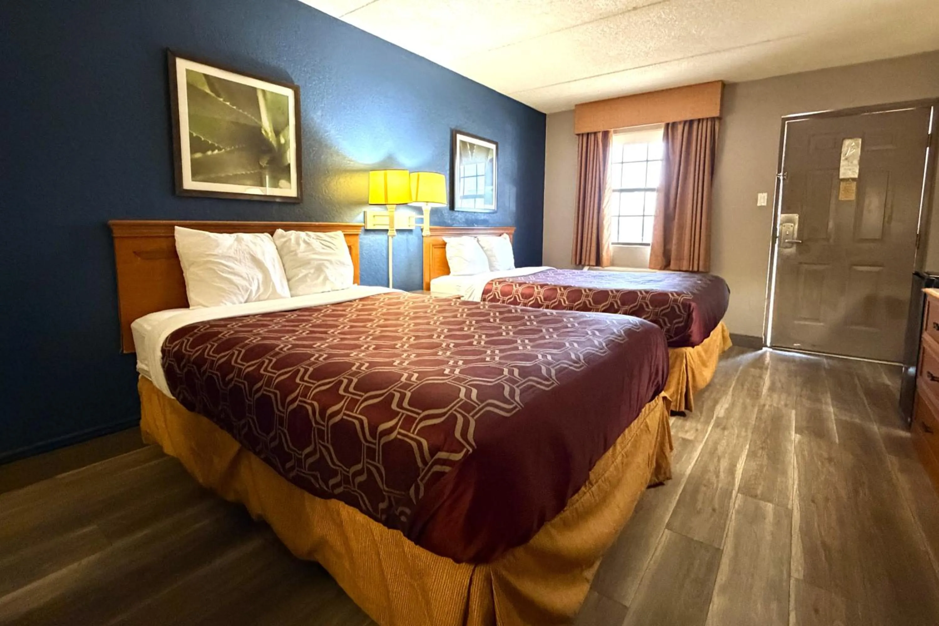 Bedroom, Bed in Townhouse Garden Inn & Suites San Antonio I 35