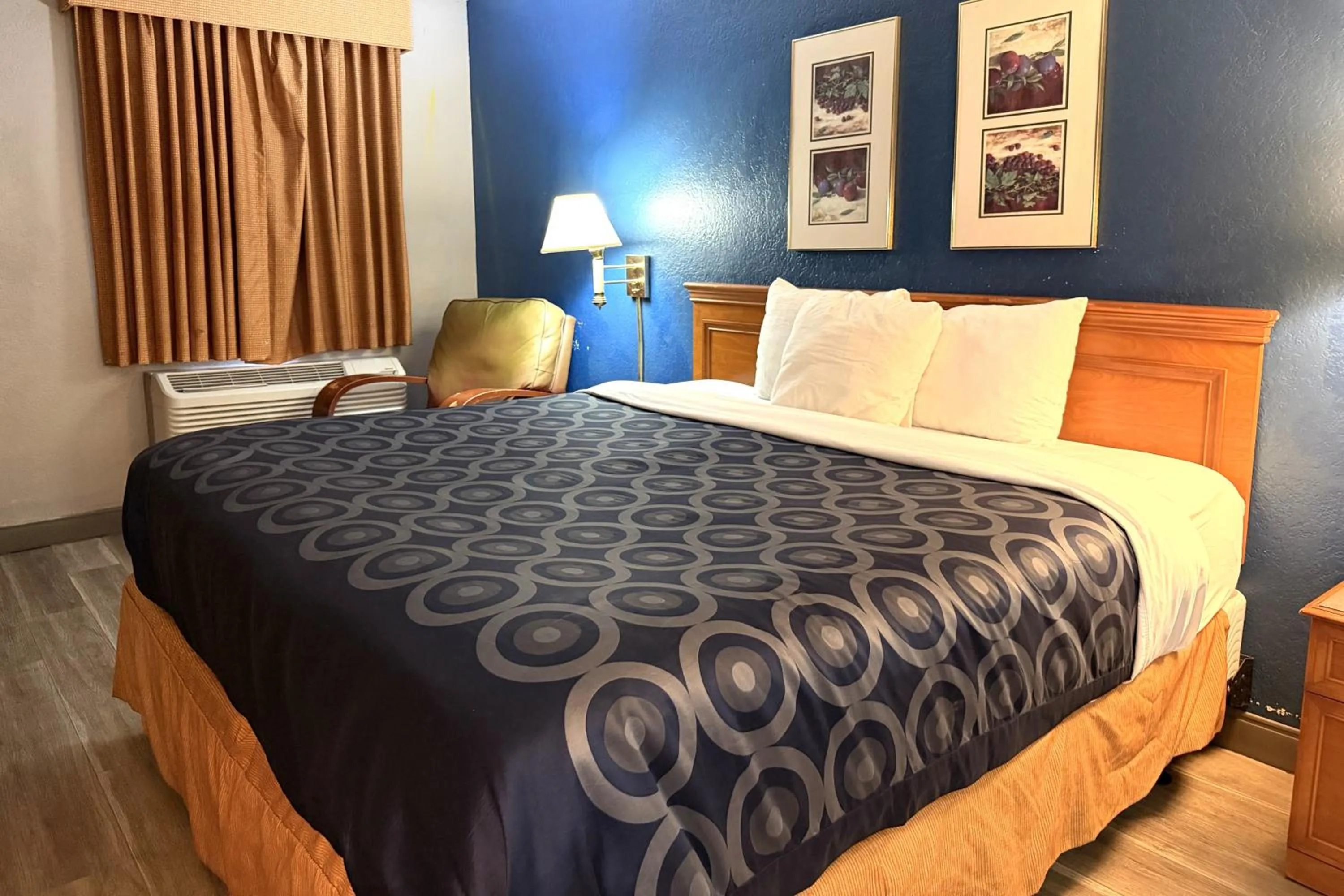 Bedroom, Bed in Townhouse Garden Inn & Suites San Antonio I 35