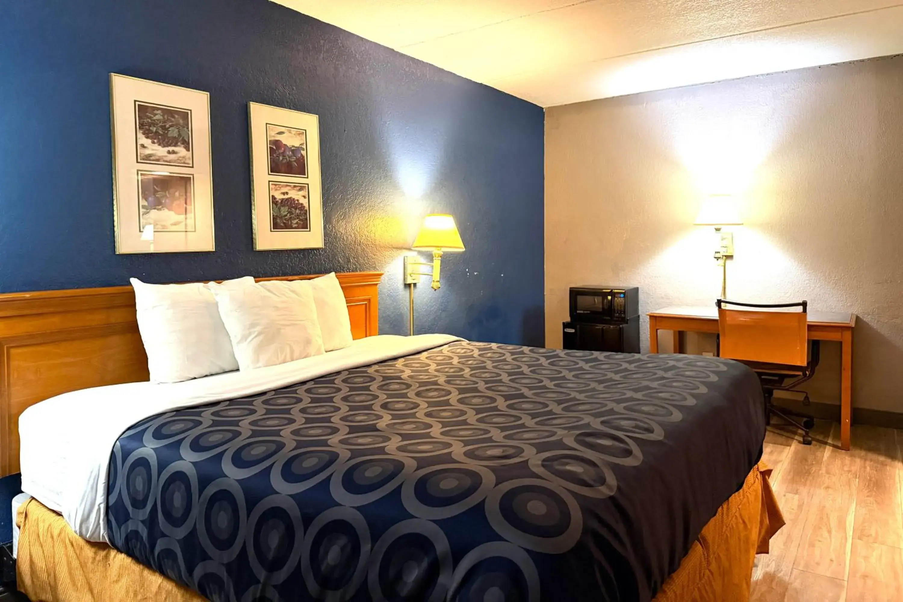 King Bed Accessible Non-Smoking in Townhouse Garden Inn & Suites San Antonio I 35 King Bed Accessible Non-Smoking in Townhouse Garden Inn & Suites San Antonio I 35
