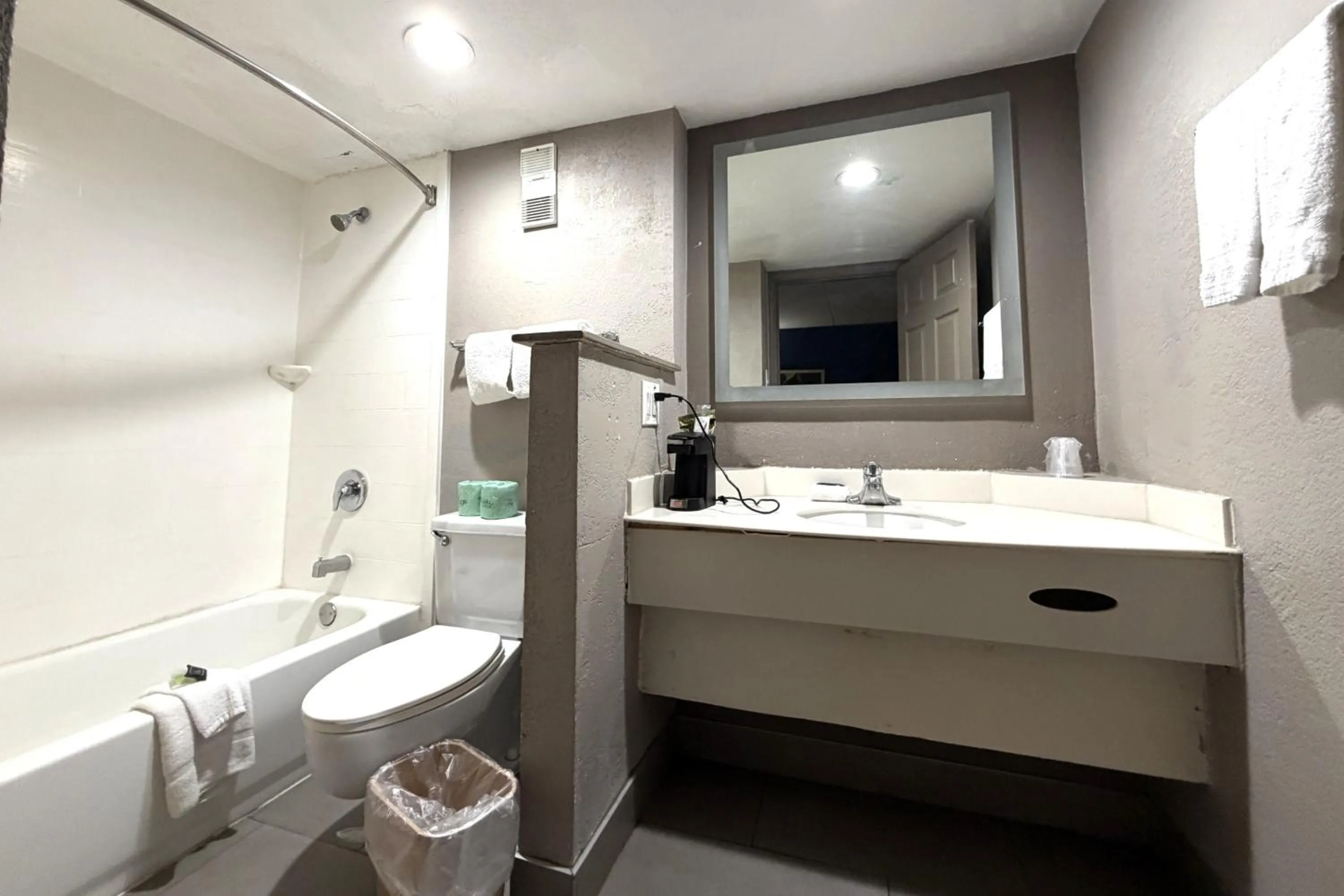 Bathroom in Townhouse Garden Inn & Suites San Antonio I 35