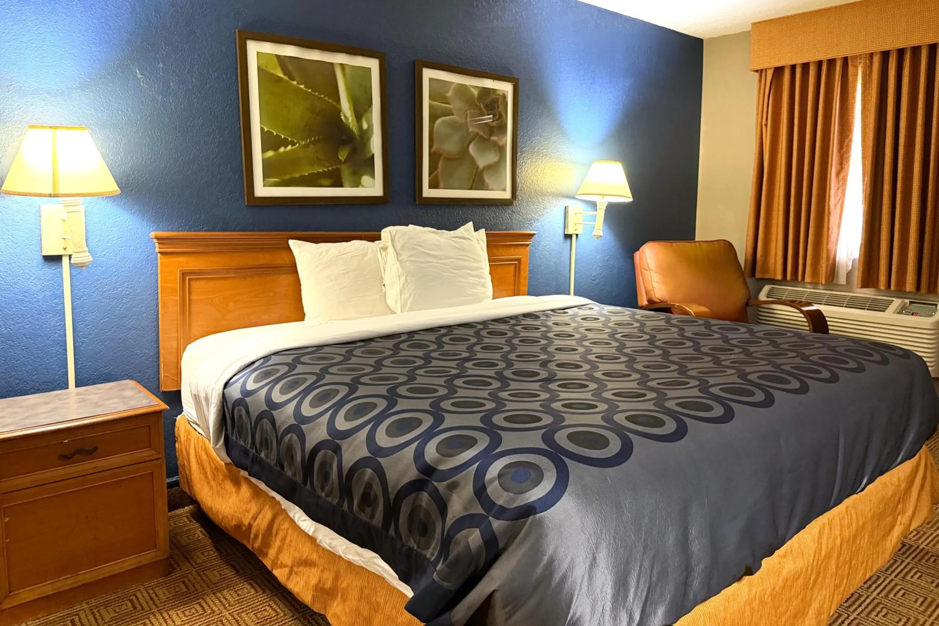 Bedroom, Bed in Townhouse Garden Inn & Suites San Antonio I 35
