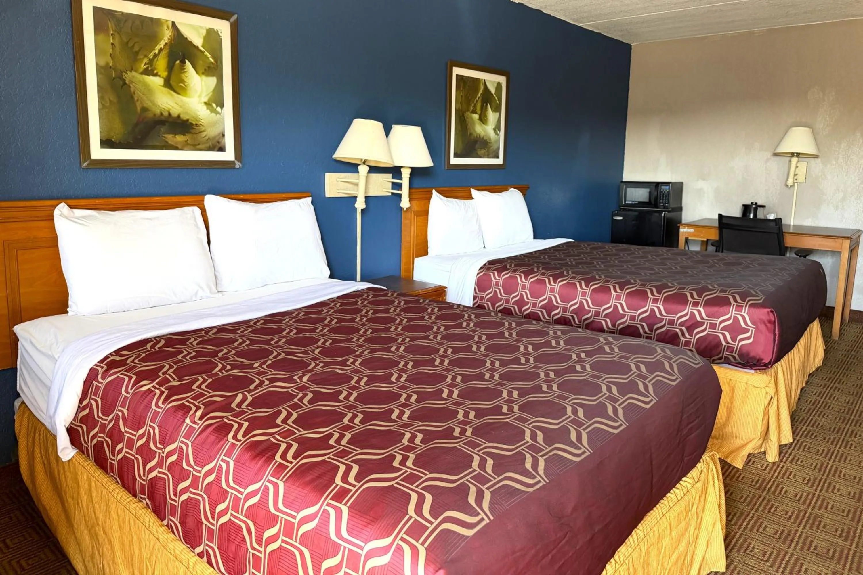 Bedroom, Bed in Townhouse Garden Inn & Suites San Antonio I 35