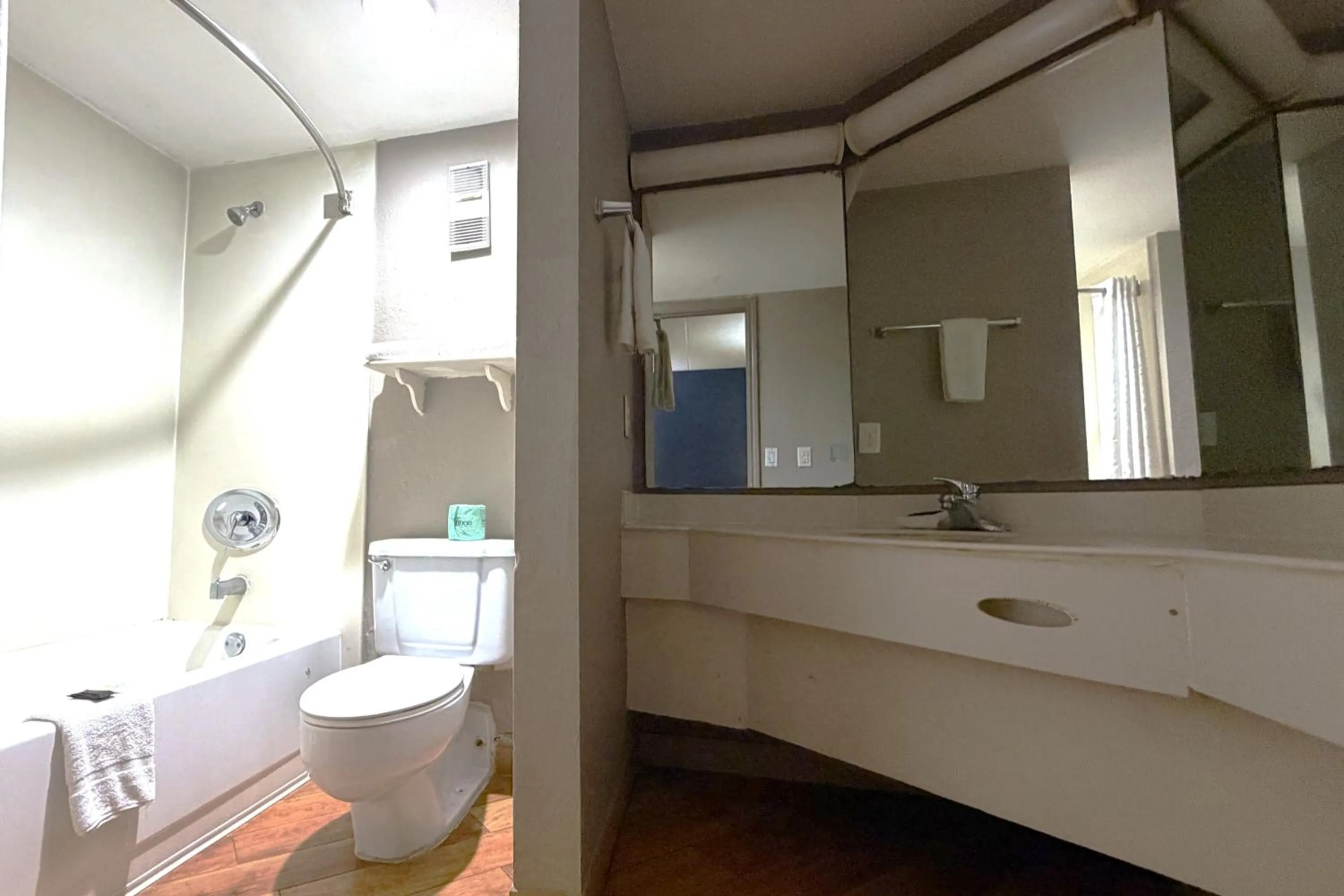 Bathroom in Townhouse Garden Inn & Suites San Antonio I 35