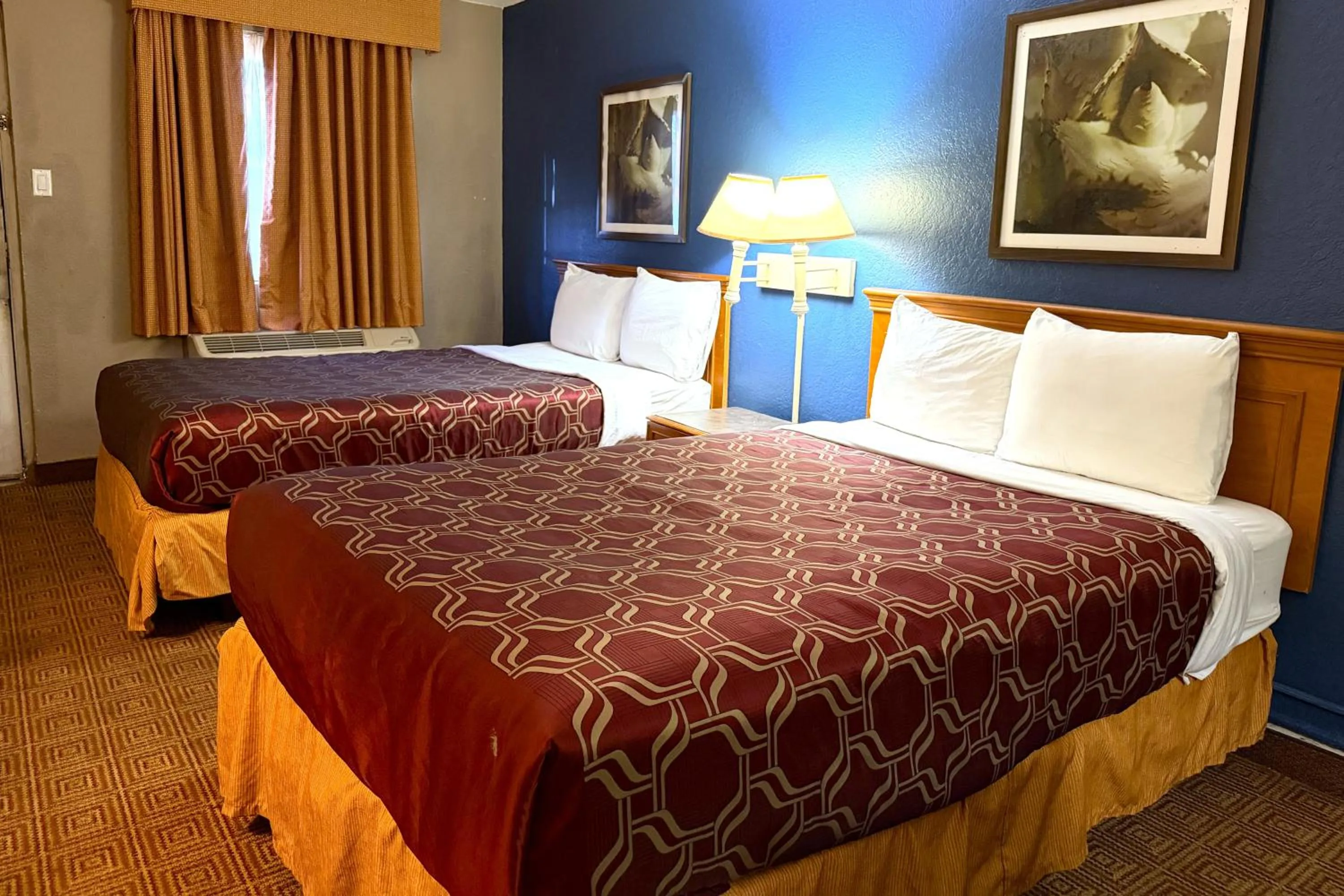 Bedroom, Bed in Townhouse Garden Inn & Suites San Antonio I 35