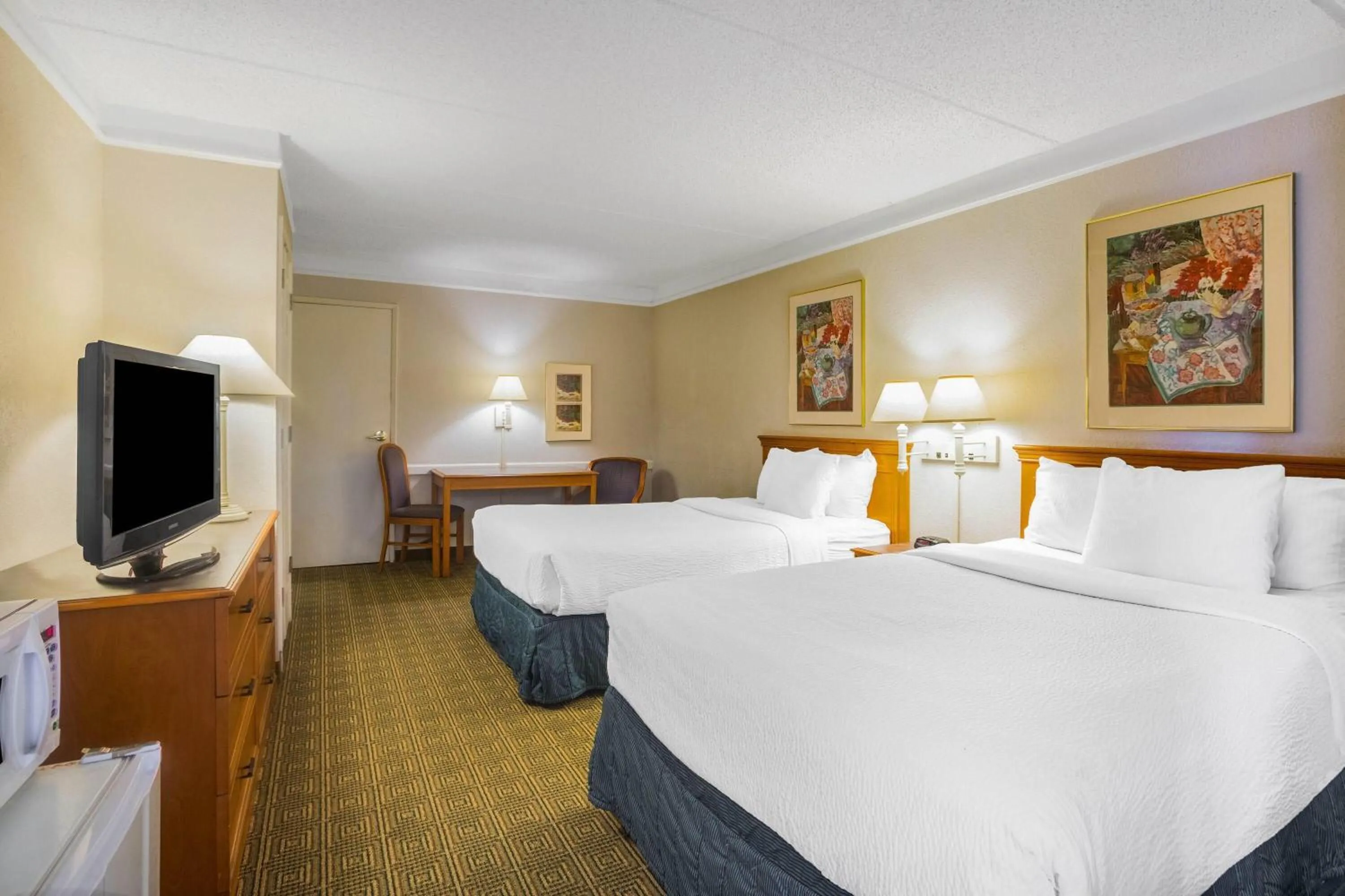 Photo of the whole room, Bed in Super 8 by Wyndham Eagle Pass
