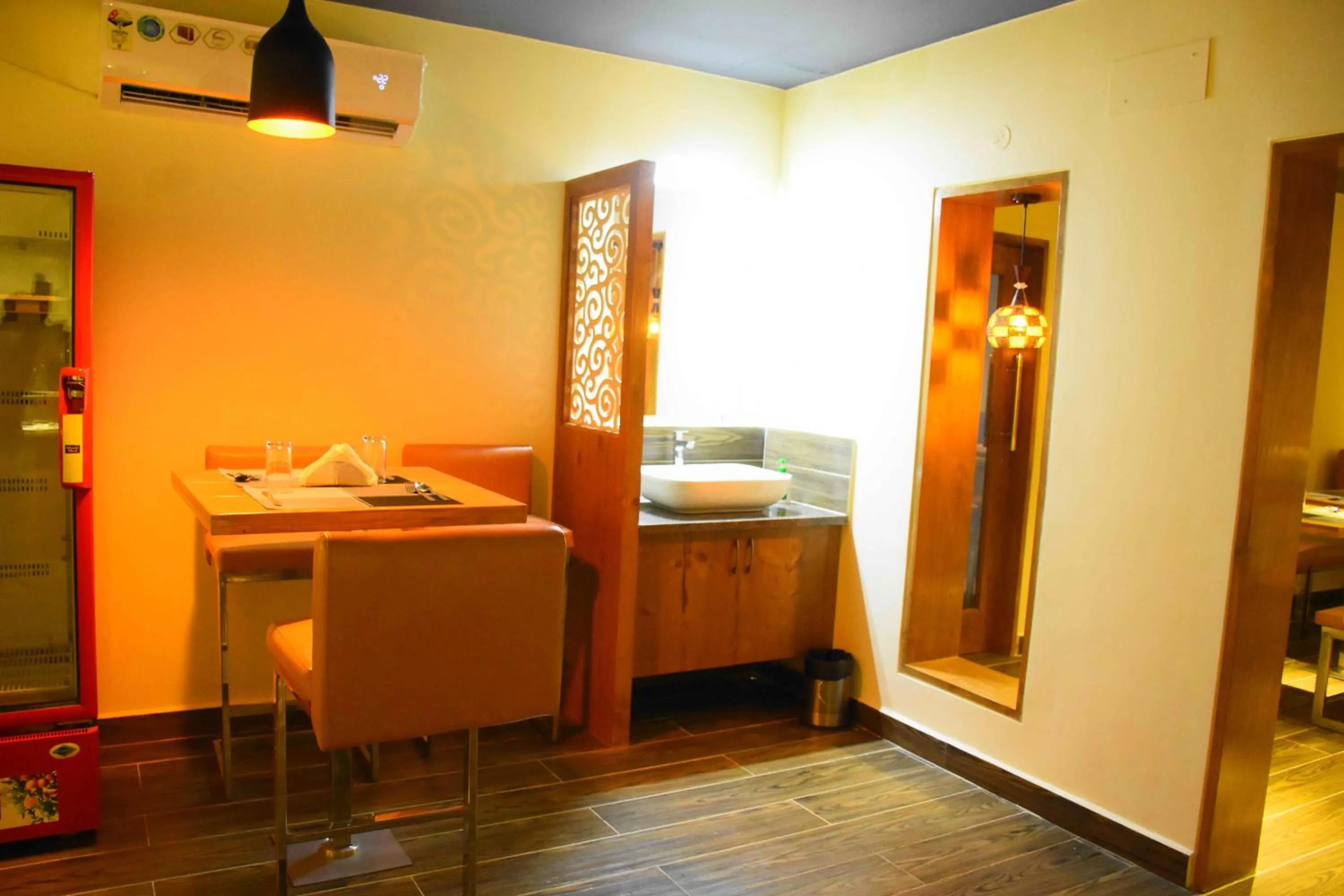 Restaurant/places to eat in HOTEL KEK GRAND PARK