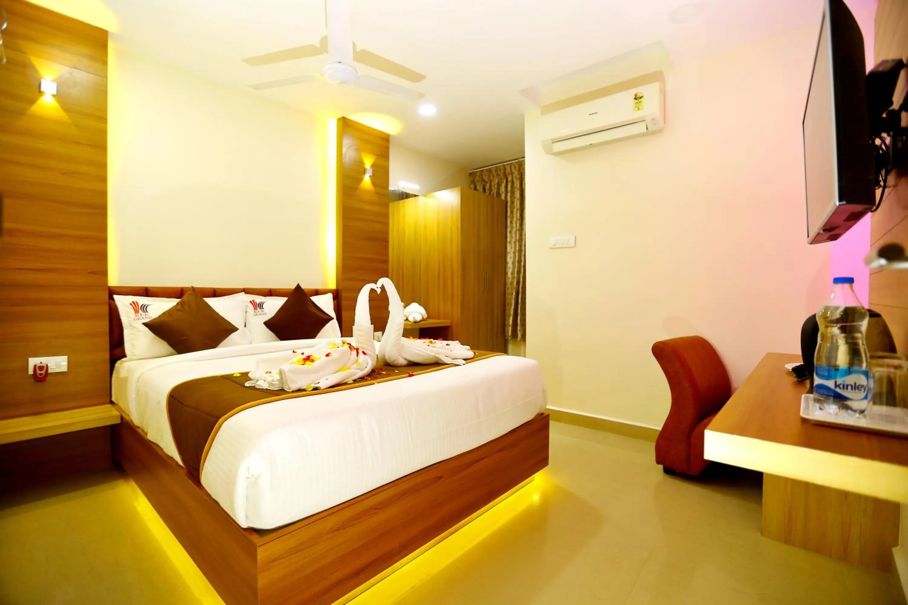 Bed in HOTEL KEK GRAND PARK