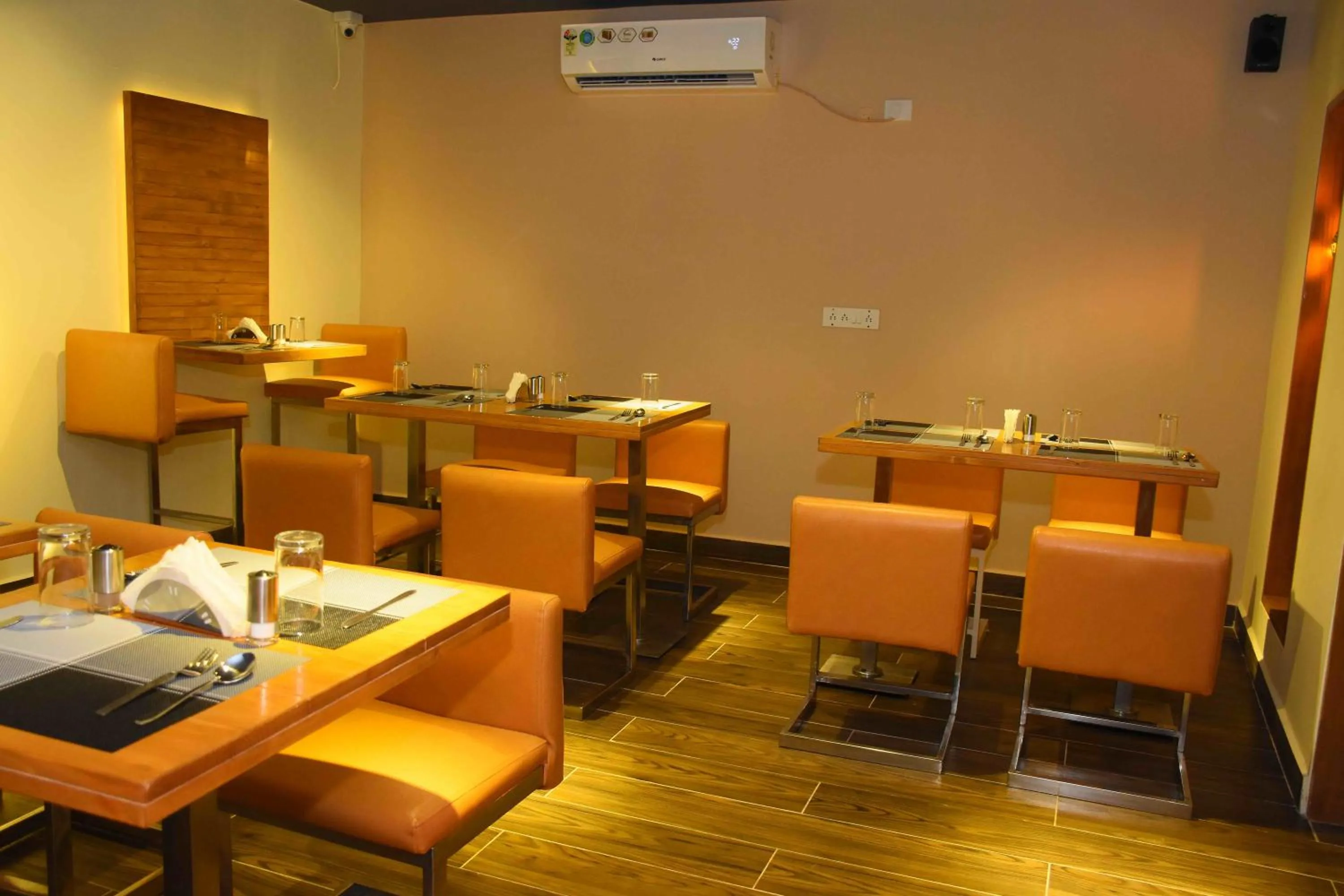 Restaurant/places to eat in HOTEL KEK GRAND PARK