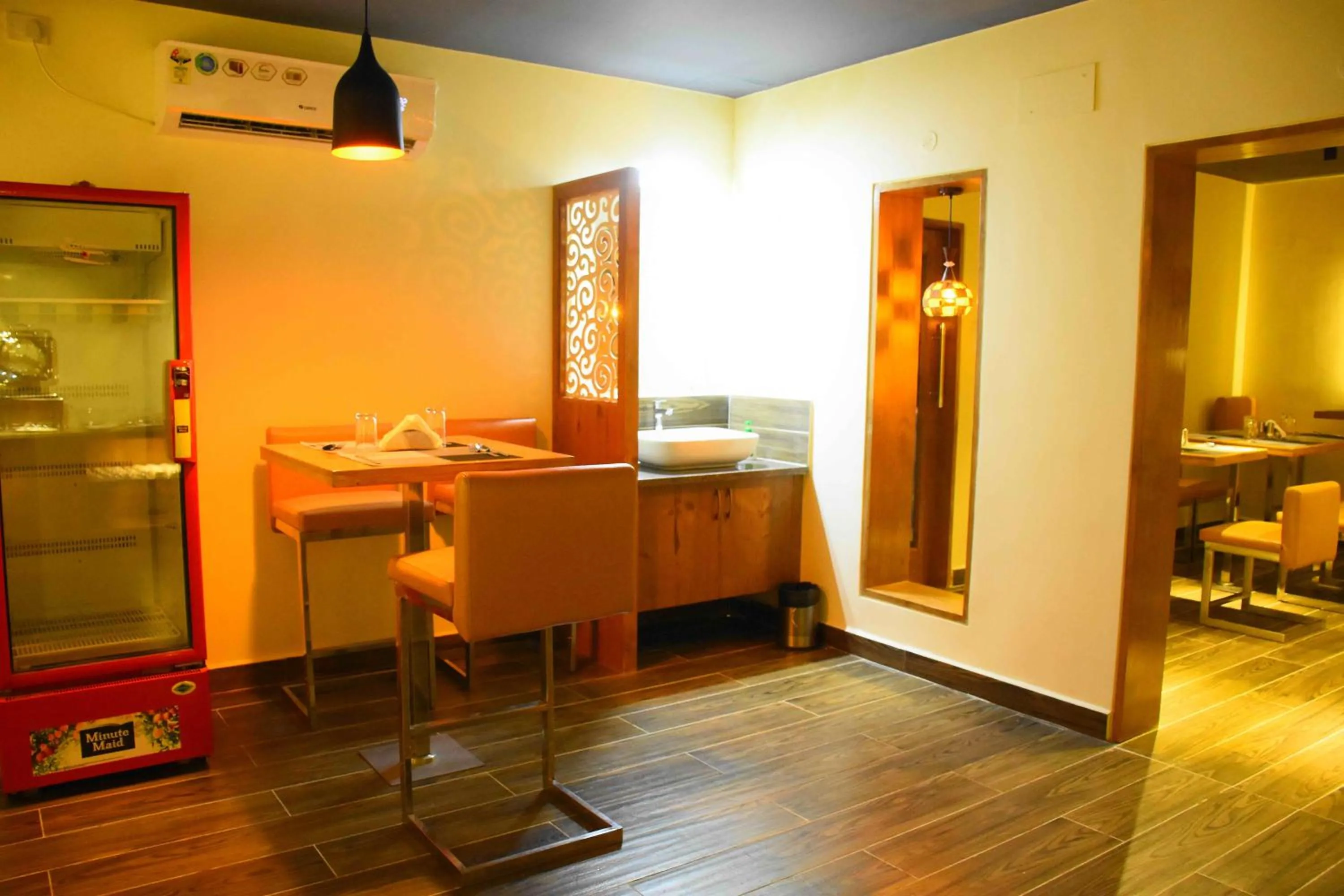 Restaurant/places to eat in HOTEL KEK GRAND PARK