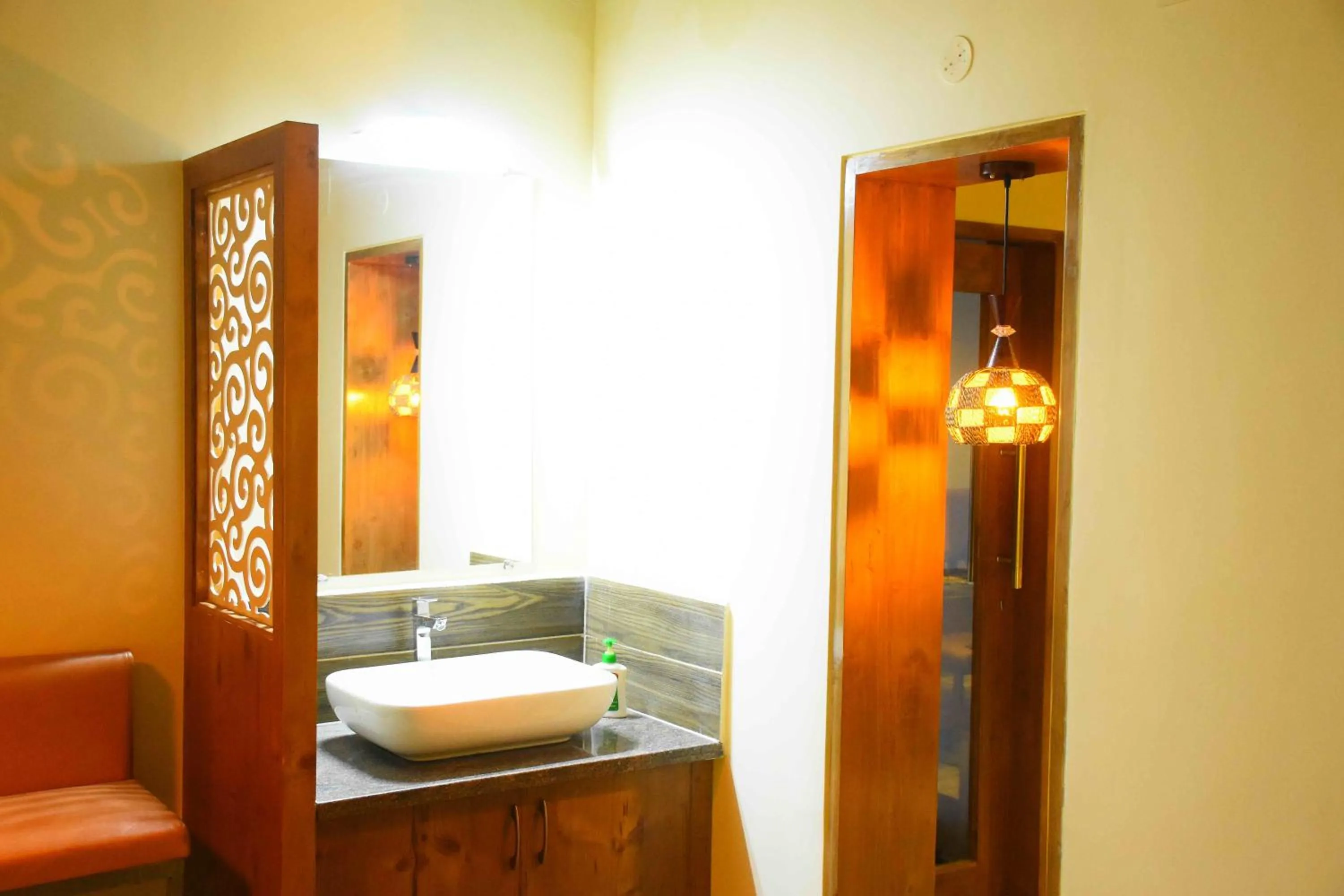 Restaurant/places to eat in HOTEL KEK GRAND PARK