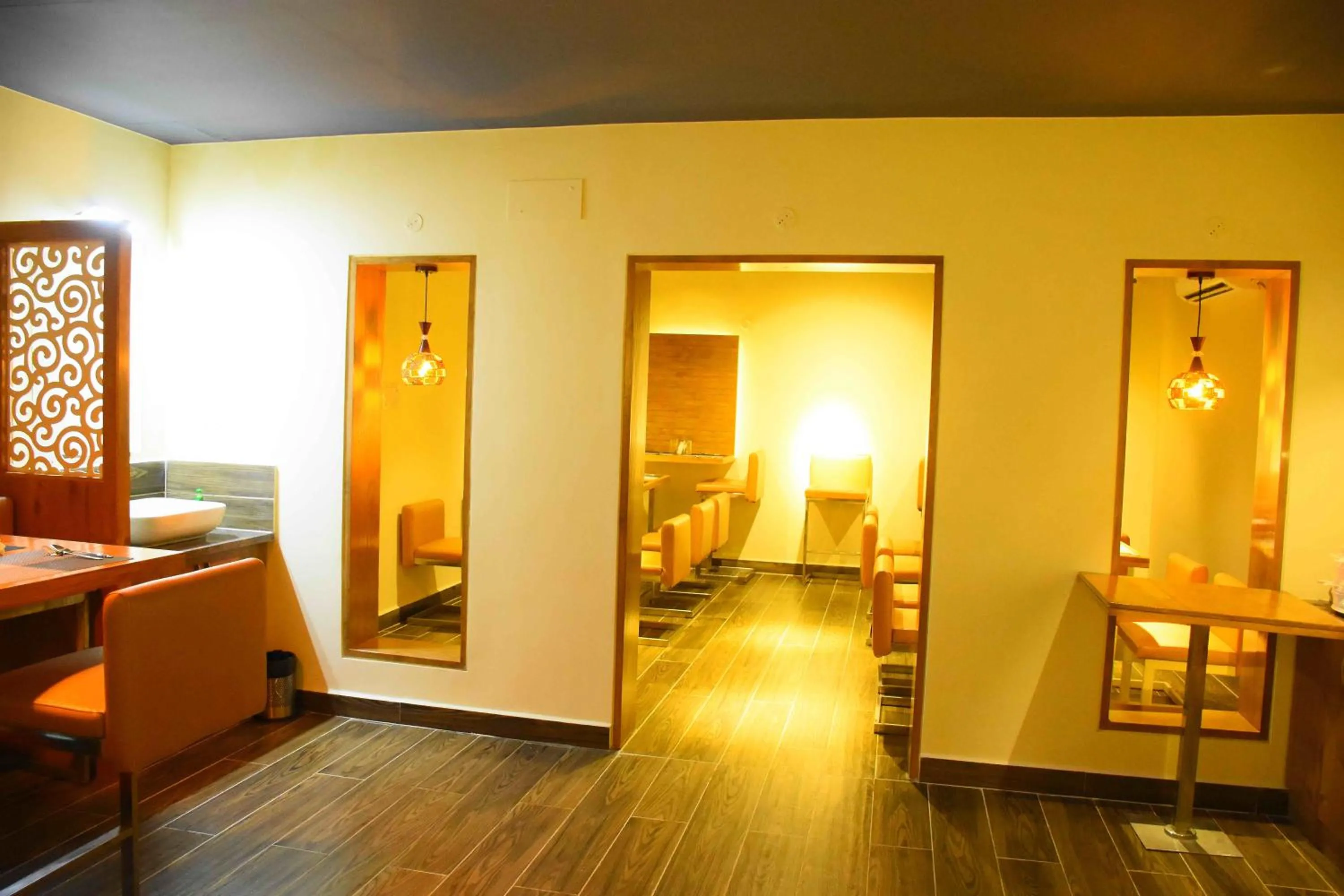 Restaurant/places to eat, Bed in HOTEL KEK GRAND PARK