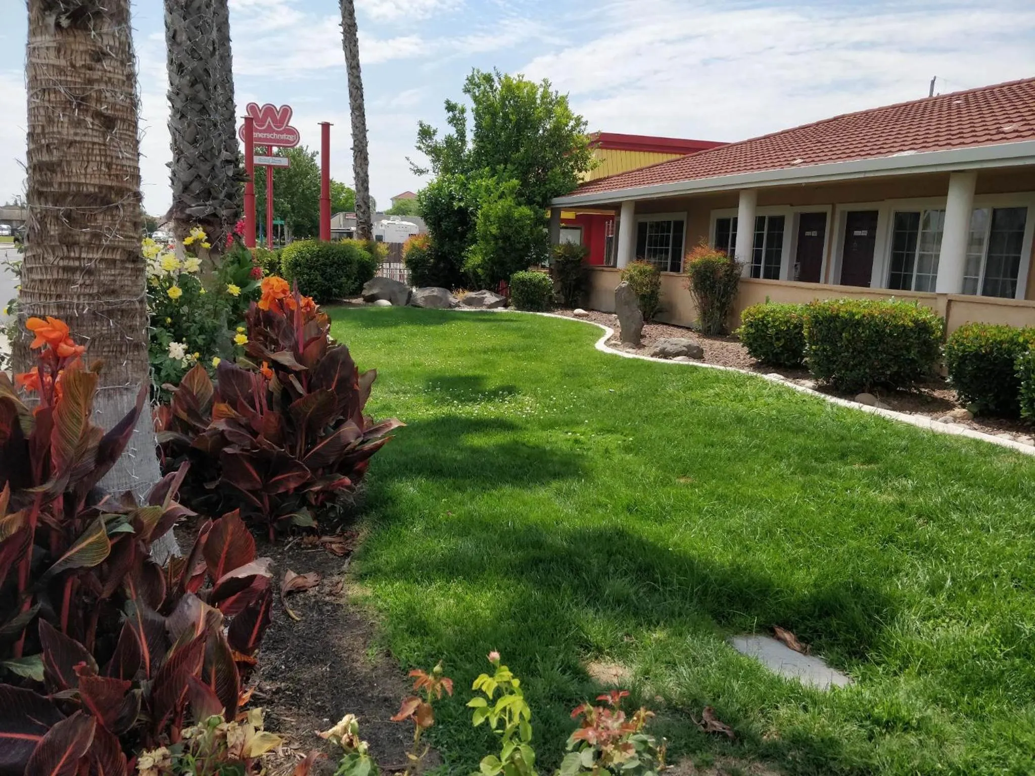 Day in Holiday Motel Oakdale