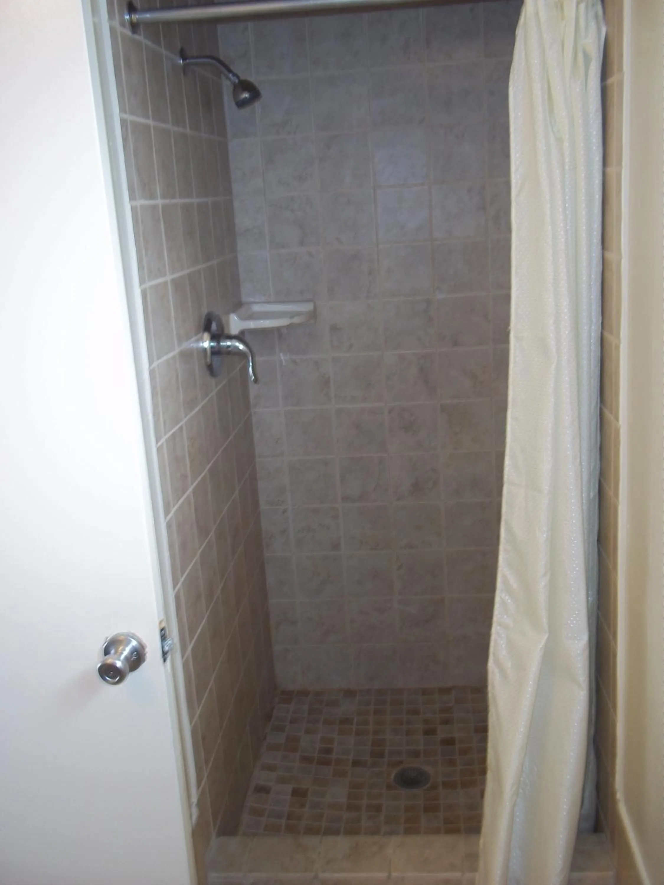 Shower in Holiday Motel Oakdale