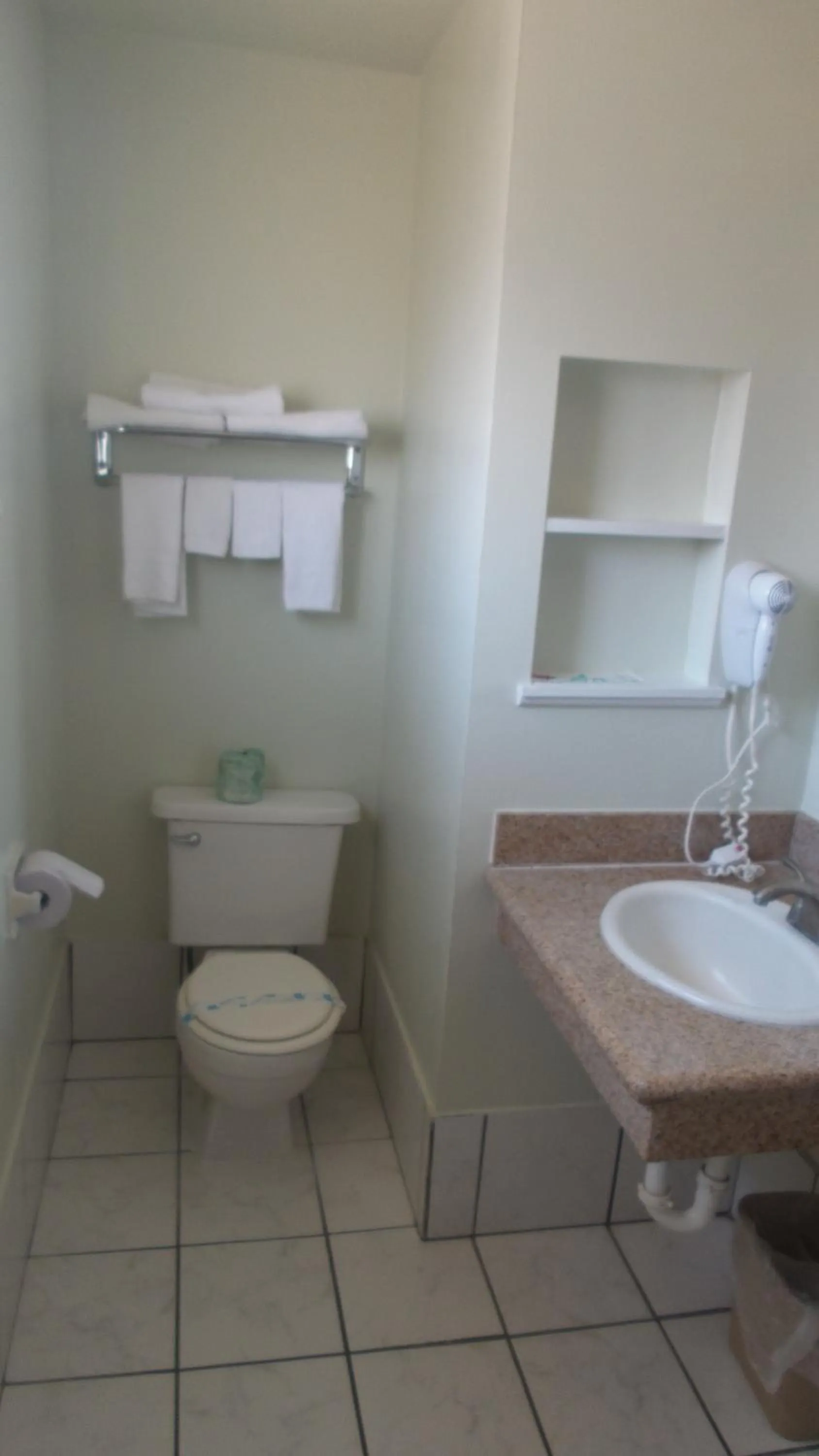 Toilet in Holiday Motel Oakdale