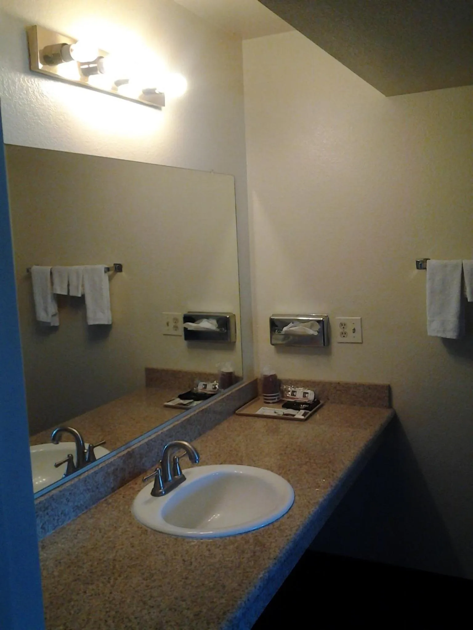 Bathroom in Holiday Motel Oakdale