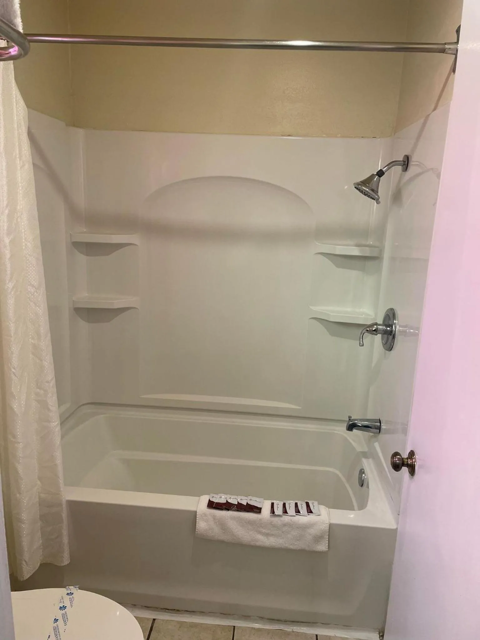 Shower in Holiday Motel Oakdale