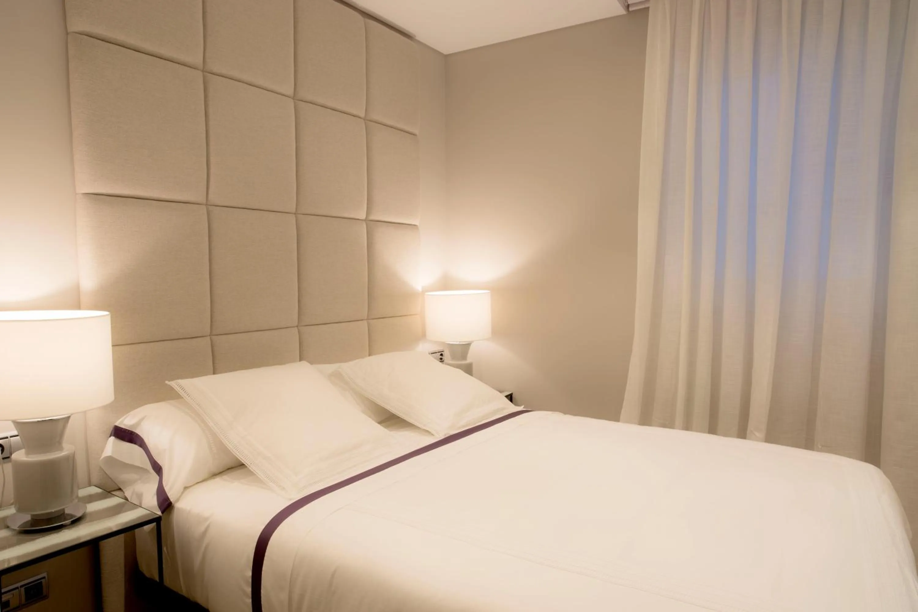 Photo of the whole room, Bed in U-Sense Madrid Santa Ana