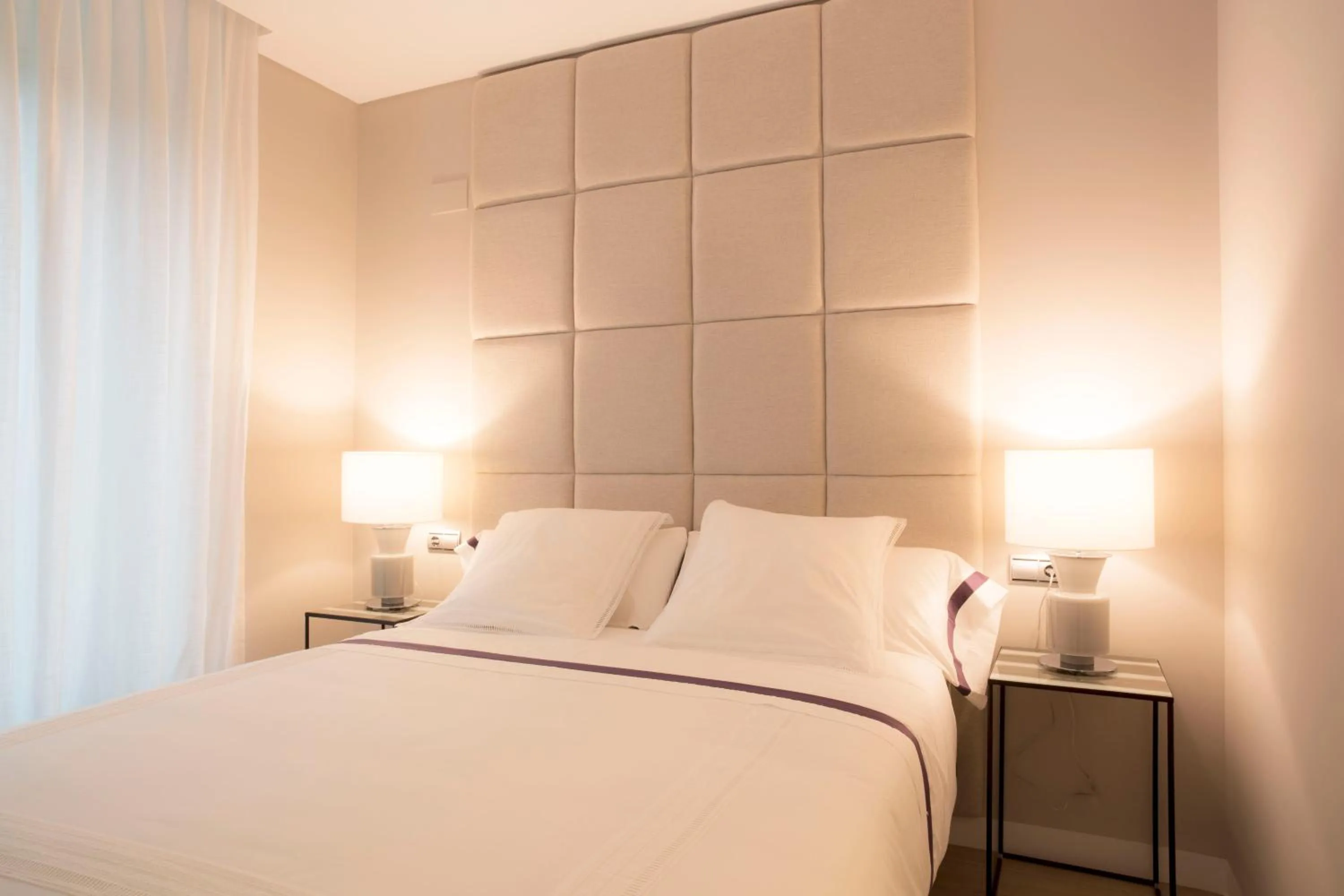 Photo of the whole room, Bed in U-Sense Madrid Santa Ana