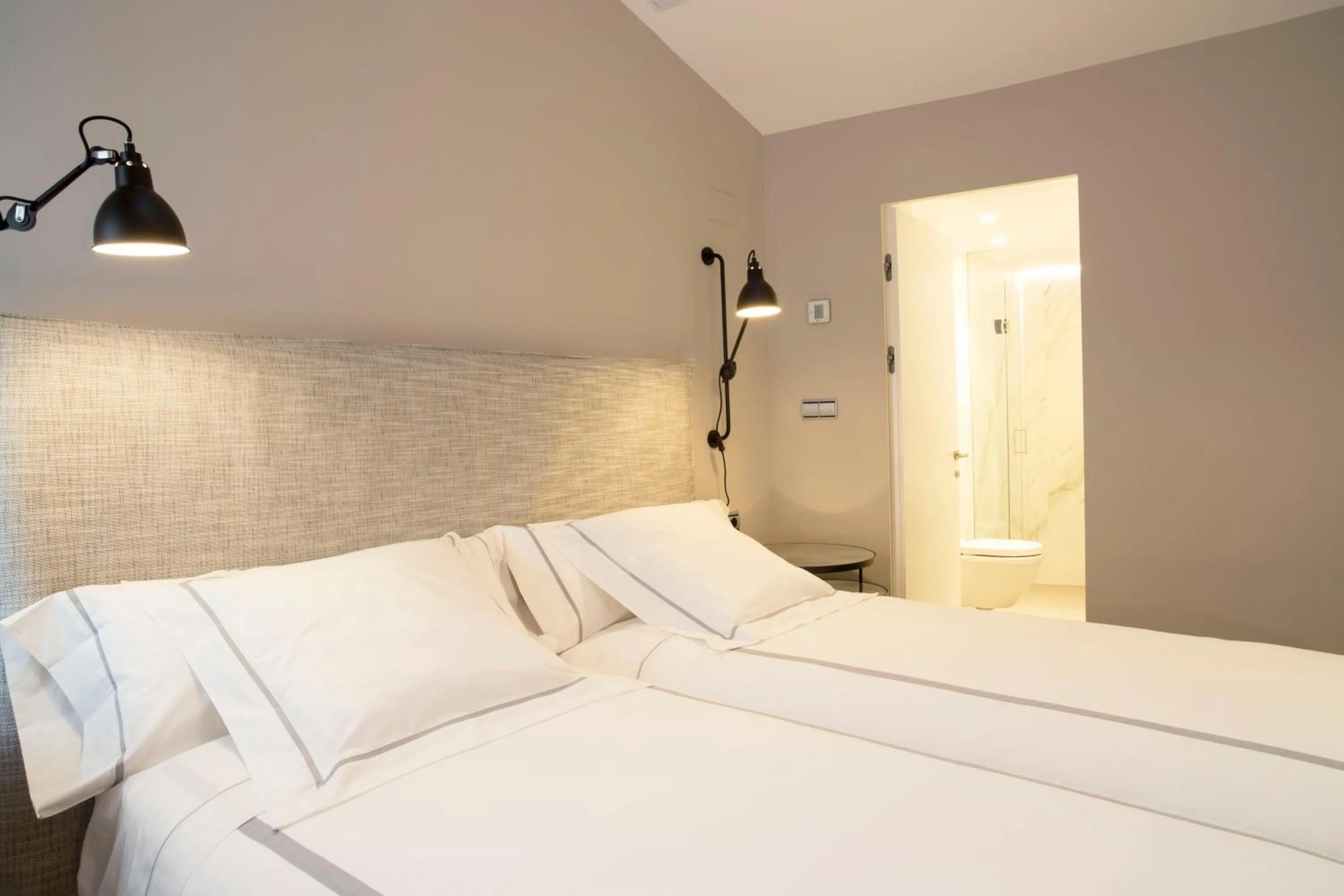 Photo of the whole room, Bed in U-Sense Madrid Santa Ana