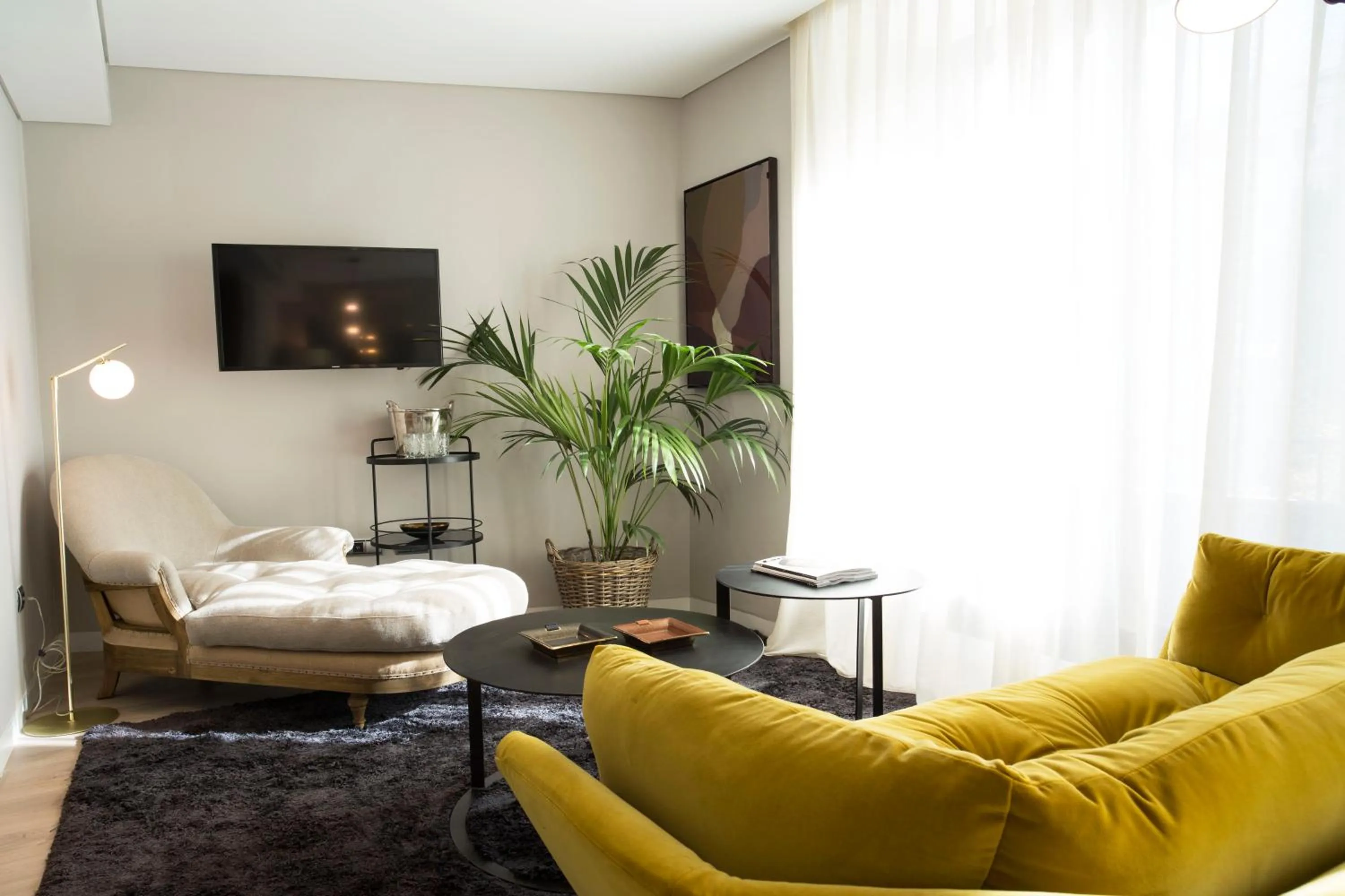 Seating area, Bed in U-Sense Madrid Santa Ana