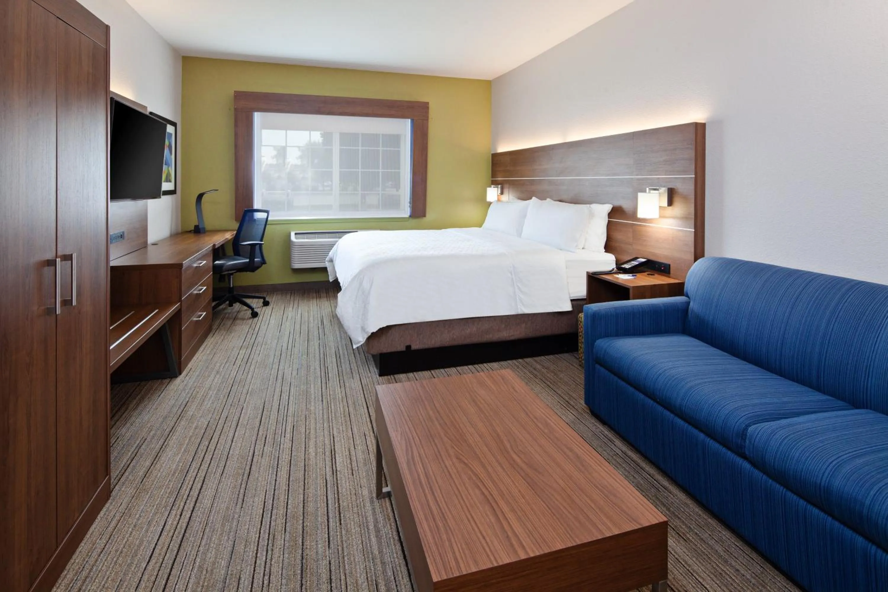 Photo of the whole room, Bed in Holiday Inn Express & Suites - Tulare by IHG
