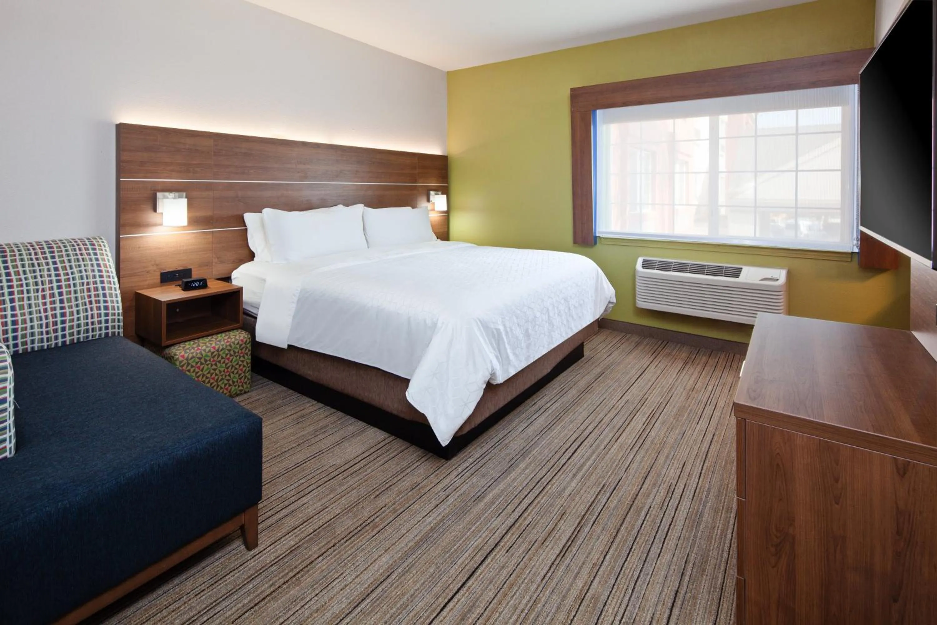 Photo of the whole room, Bed in Holiday Inn Express & Suites - Tulare by IHG