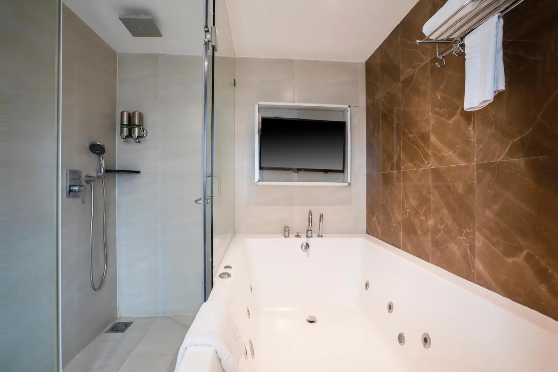 Shower in Ramee Techome