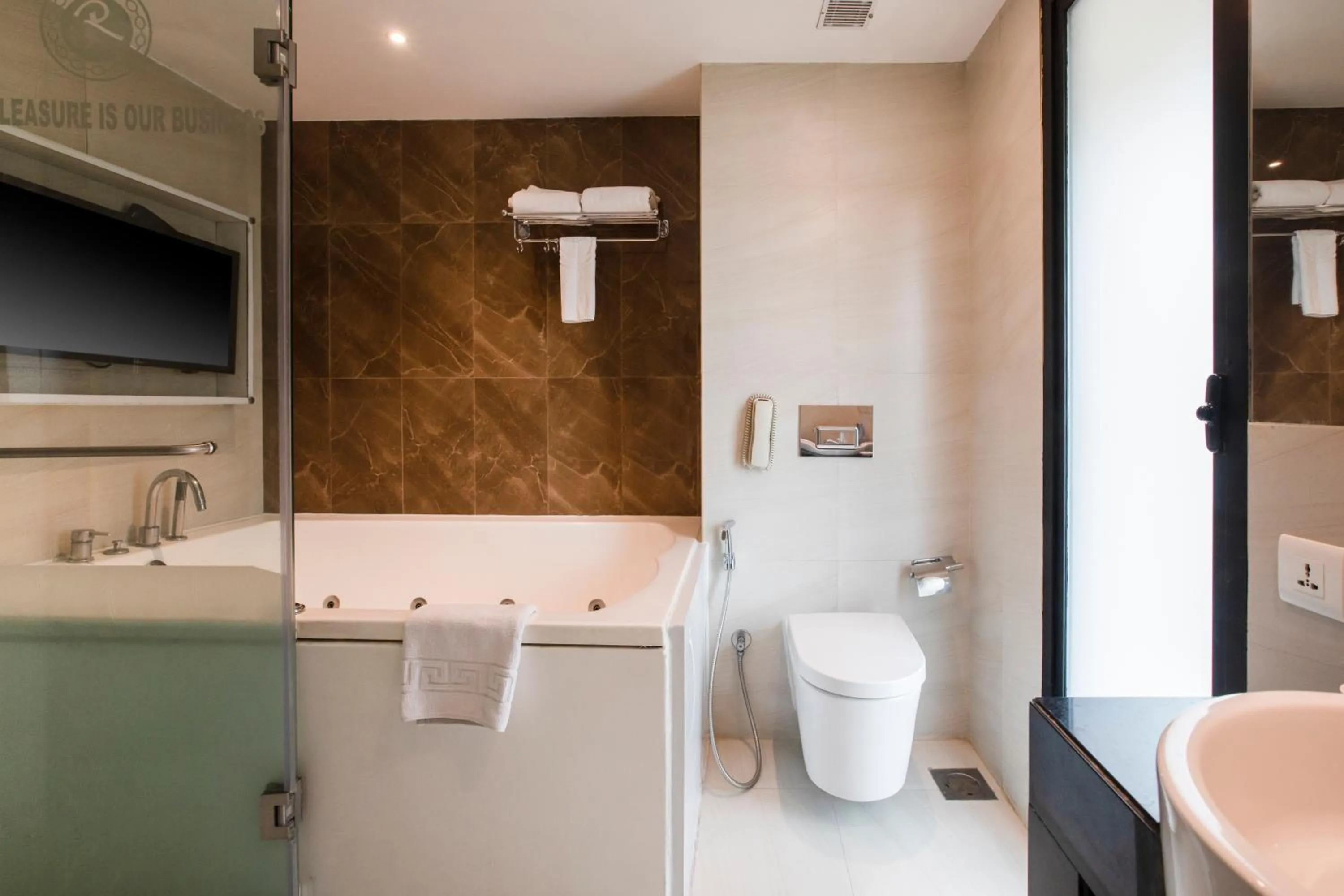 Shower in Ramee Techome