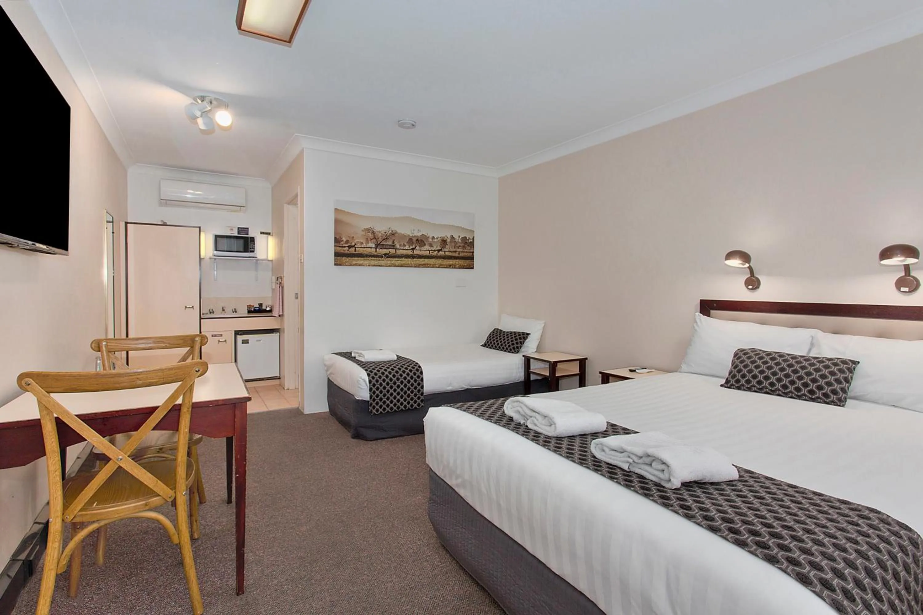 Bedroom, Bed in Econo Lodge Savannah Park Tamworth