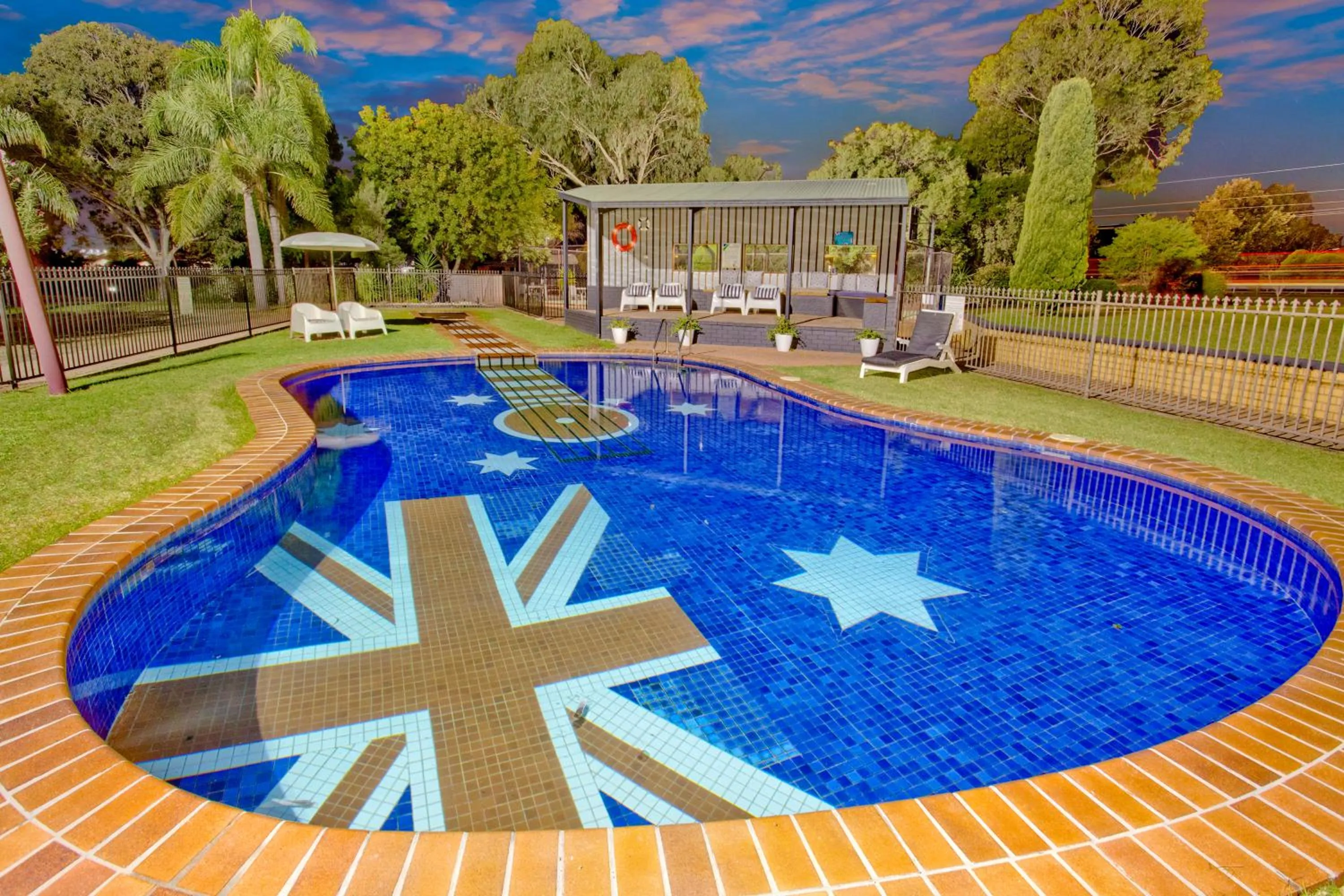 Swimming pool in Econo Lodge Savannah Park Tamworth