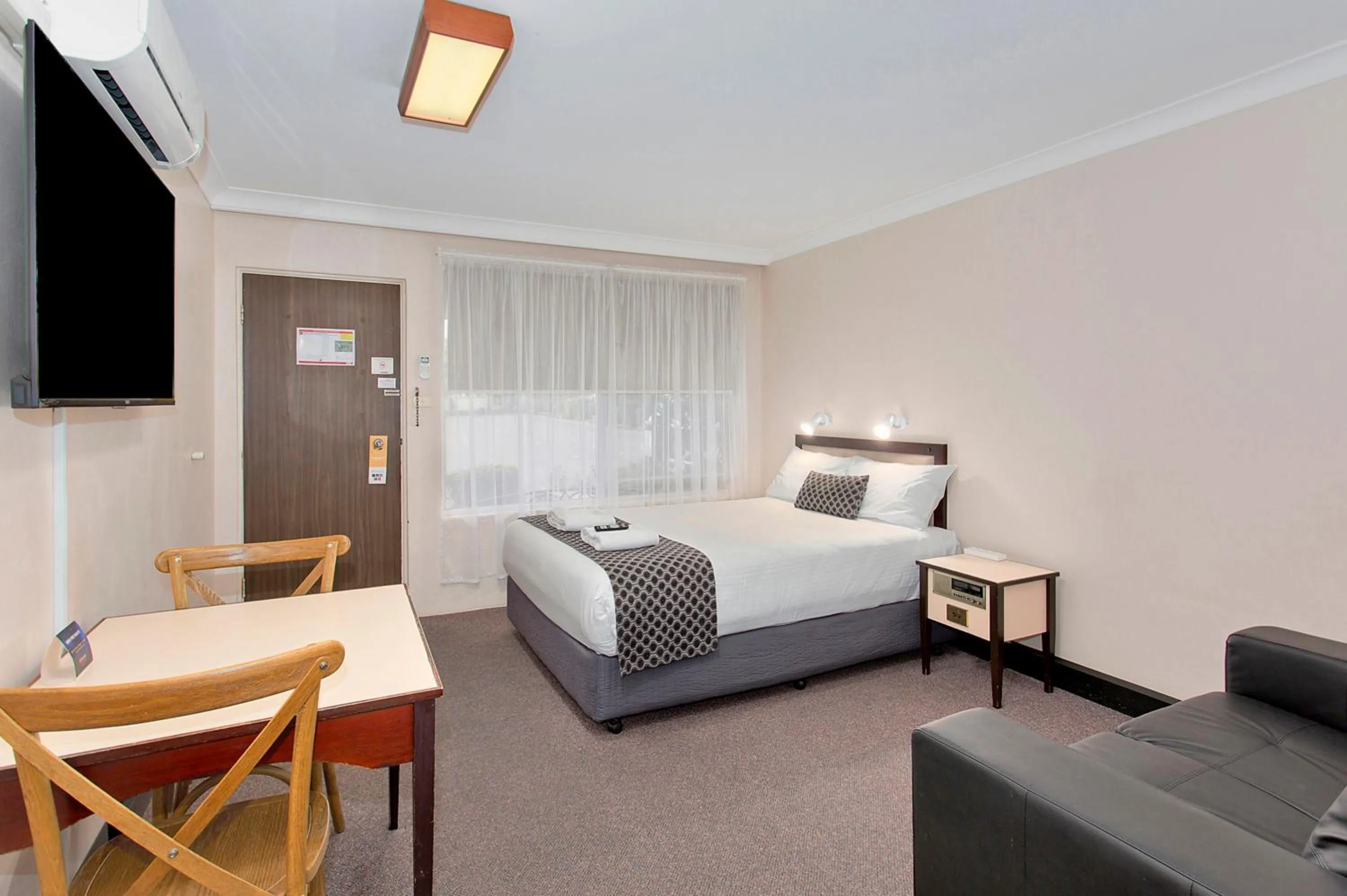 Bedroom, Bed in Econo Lodge Savannah Park Tamworth