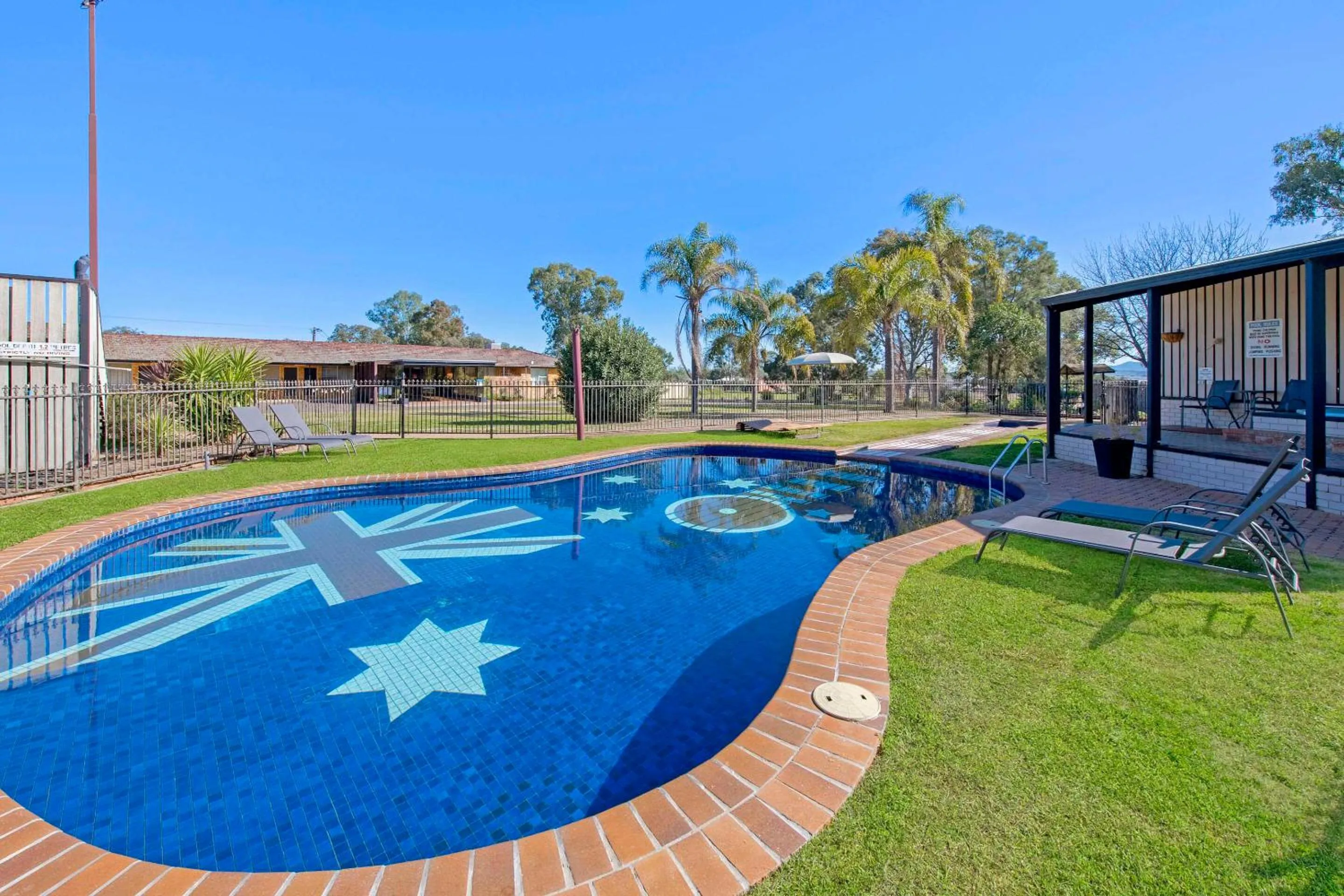 Swimming pool in Econo Lodge Savannah Park Tamworth