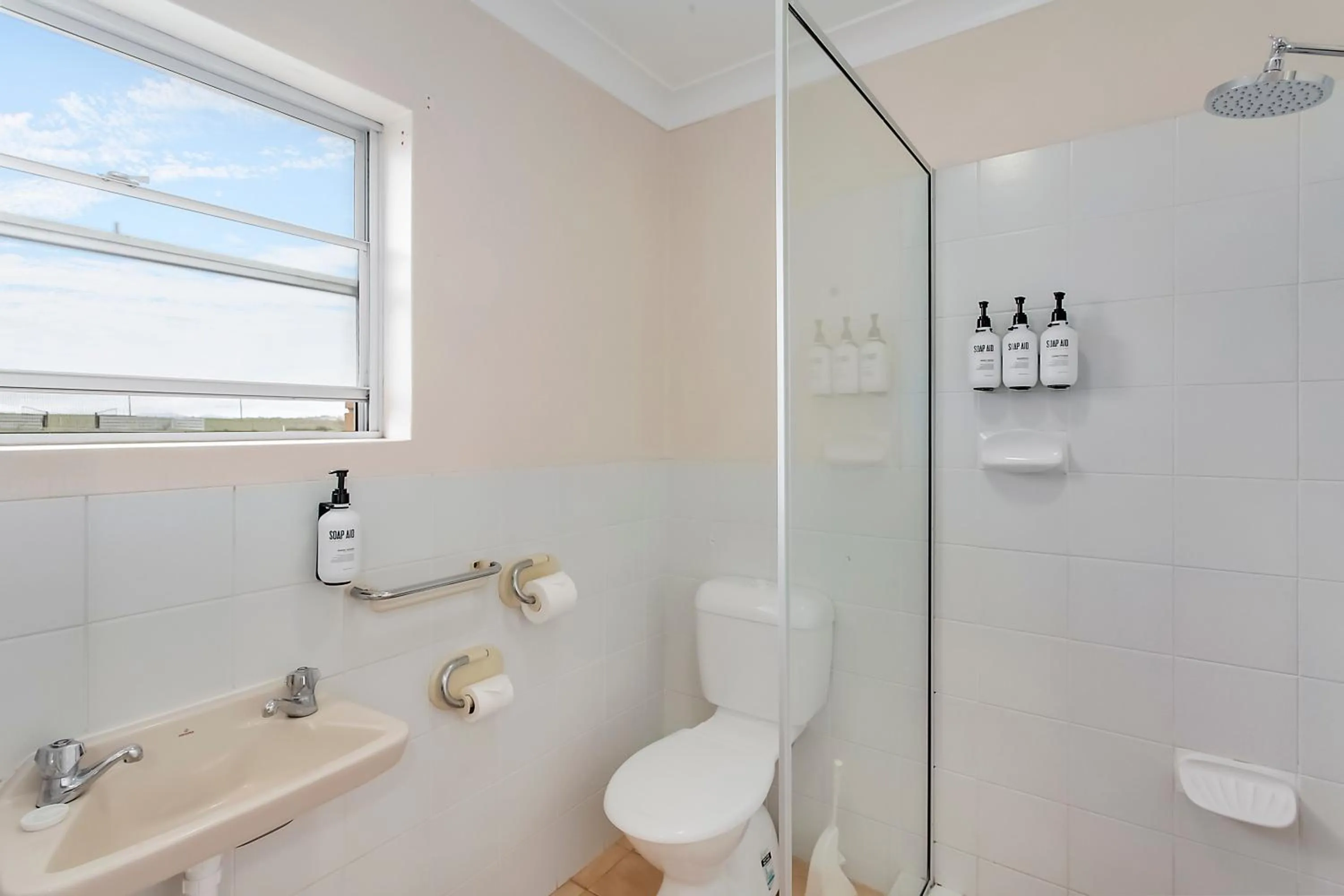 Bathroom in Econo Lodge Savannah Park Tamworth