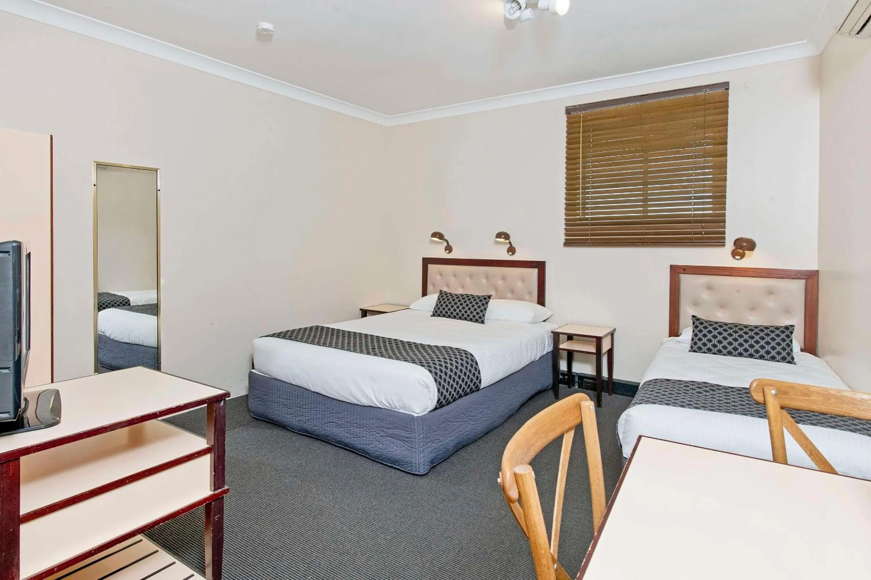 Bedroom, Bed in Econo Lodge Savannah Park Tamworth