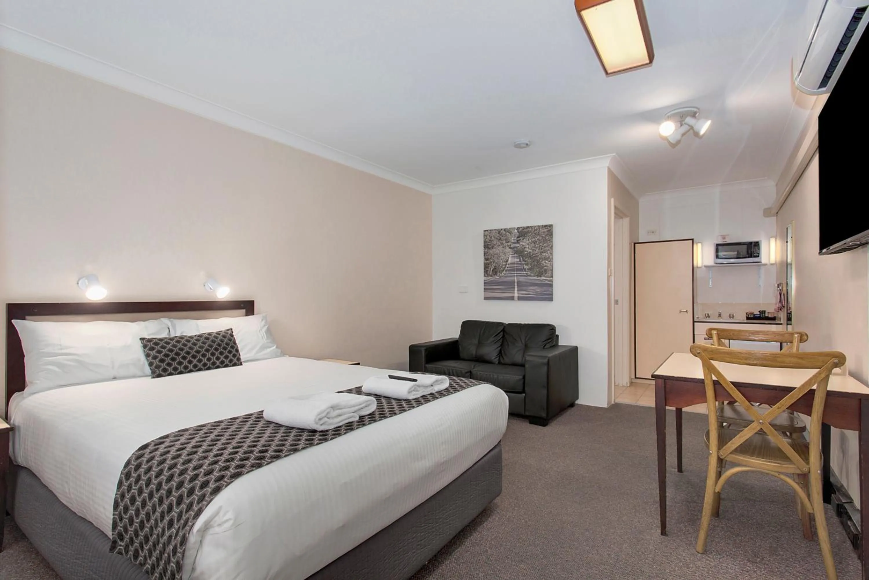 Bedroom, Bed in Econo Lodge Savannah Park Tamworth