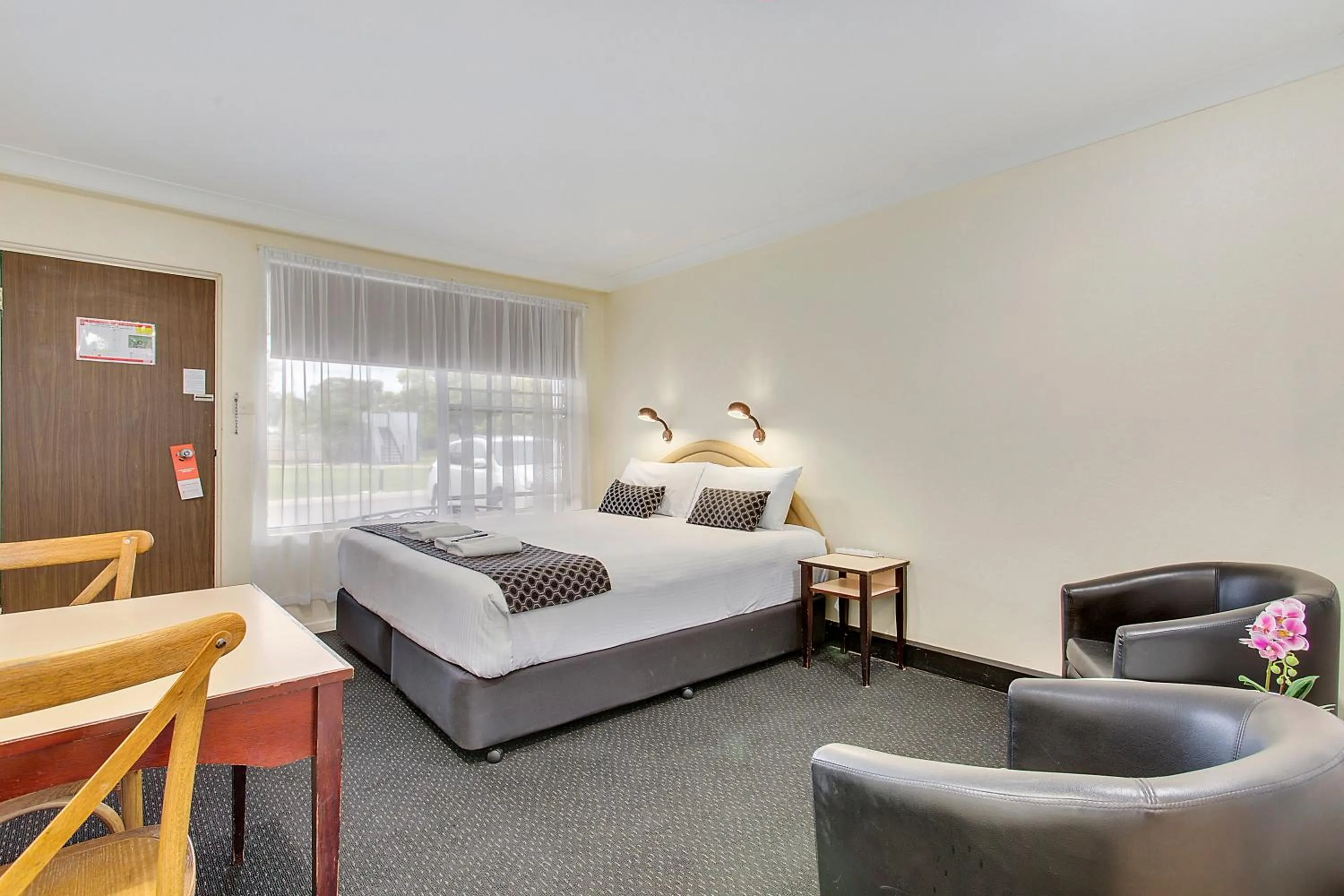 Bedroom, Bed in Econo Lodge Savannah Park Tamworth