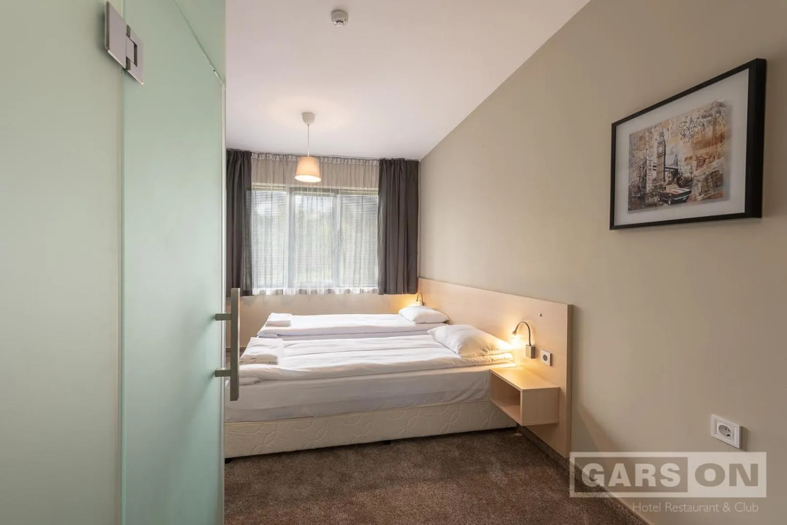 Photo of the whole room, Bed in GarsON