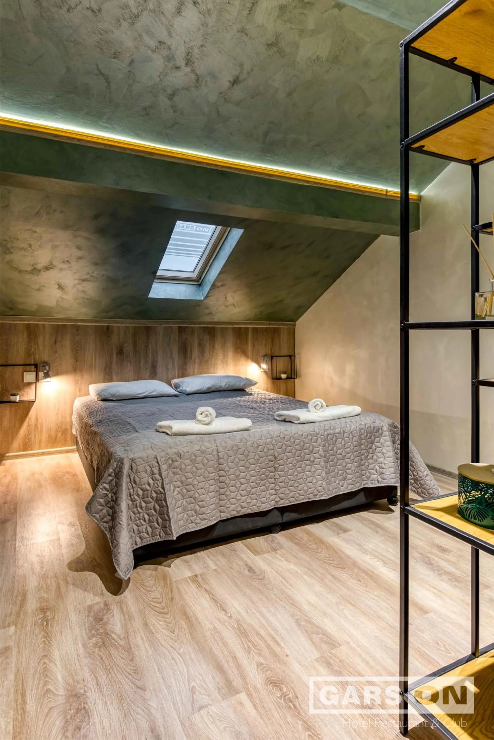 Photo of the whole room, Bed in GarsON