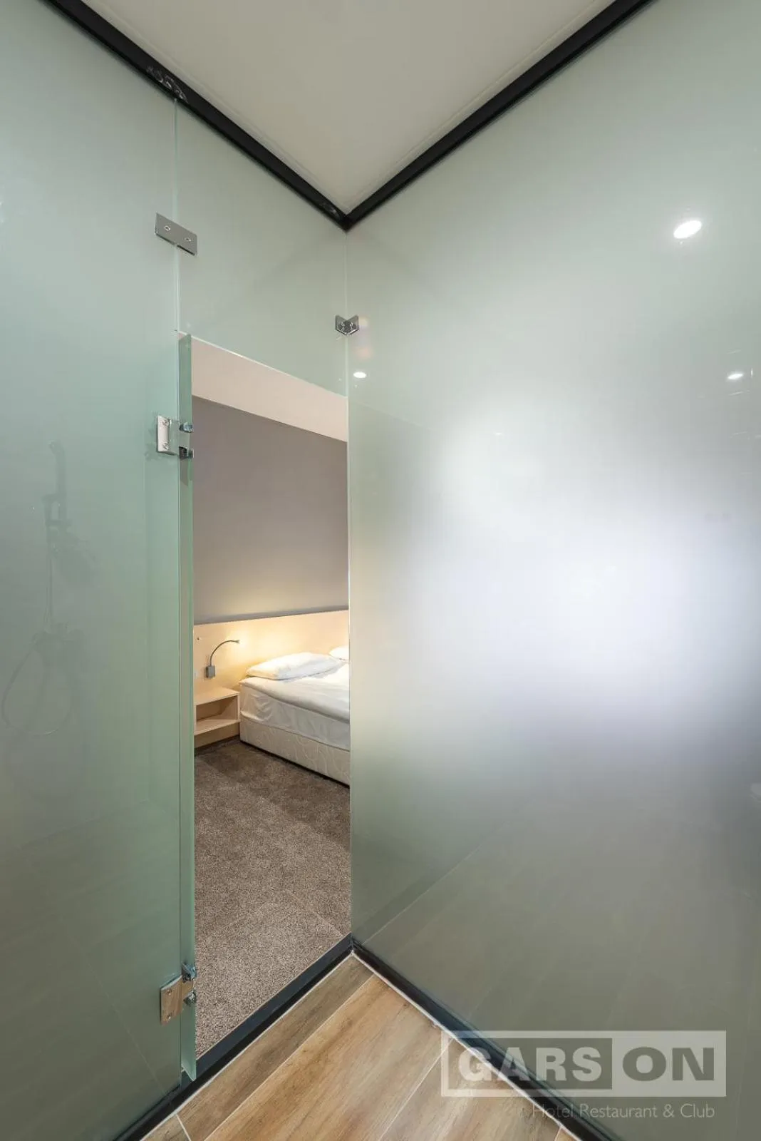 Photo of the whole room, Bed in GarsON