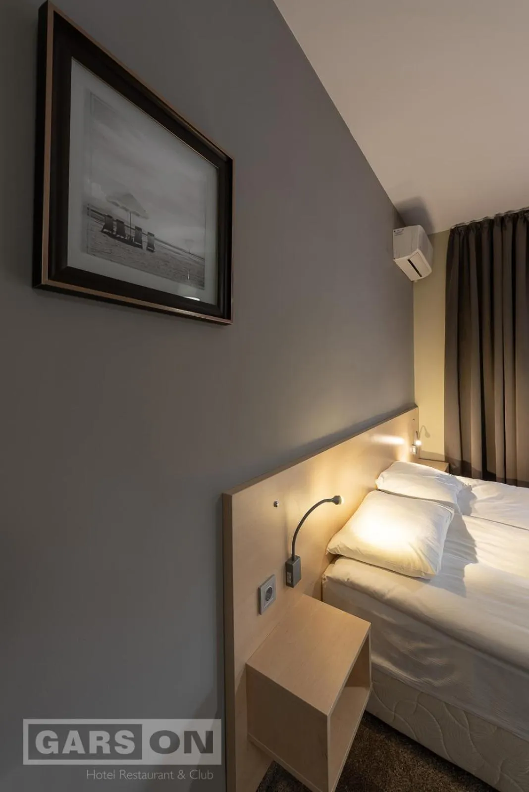 Photo of the whole room, Bed in GarsON