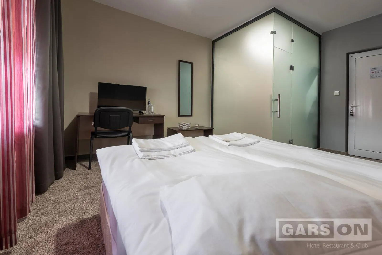 Photo of the whole room, Bed in GarsON