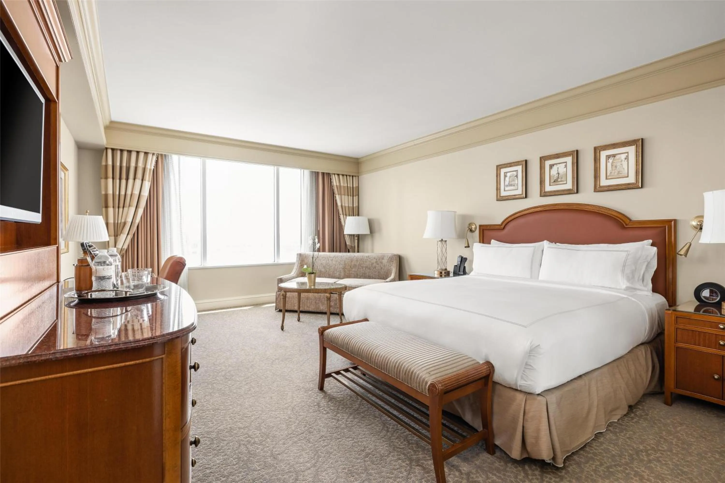 Living room, Bed in Conrad Indianapolis