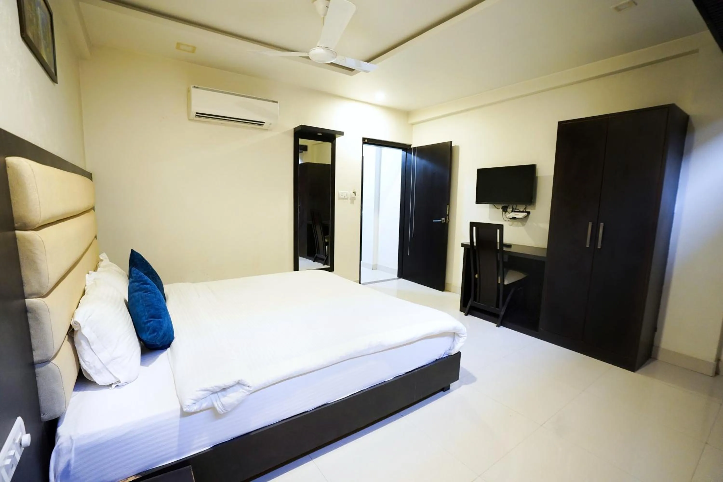 TV and multimedia, Bed in Hotel Suryansh