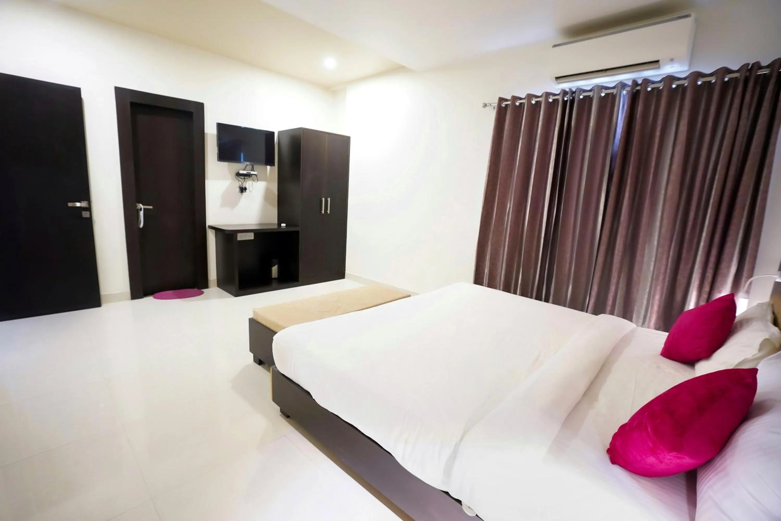 TV and multimedia, Bed in Hotel Suryansh