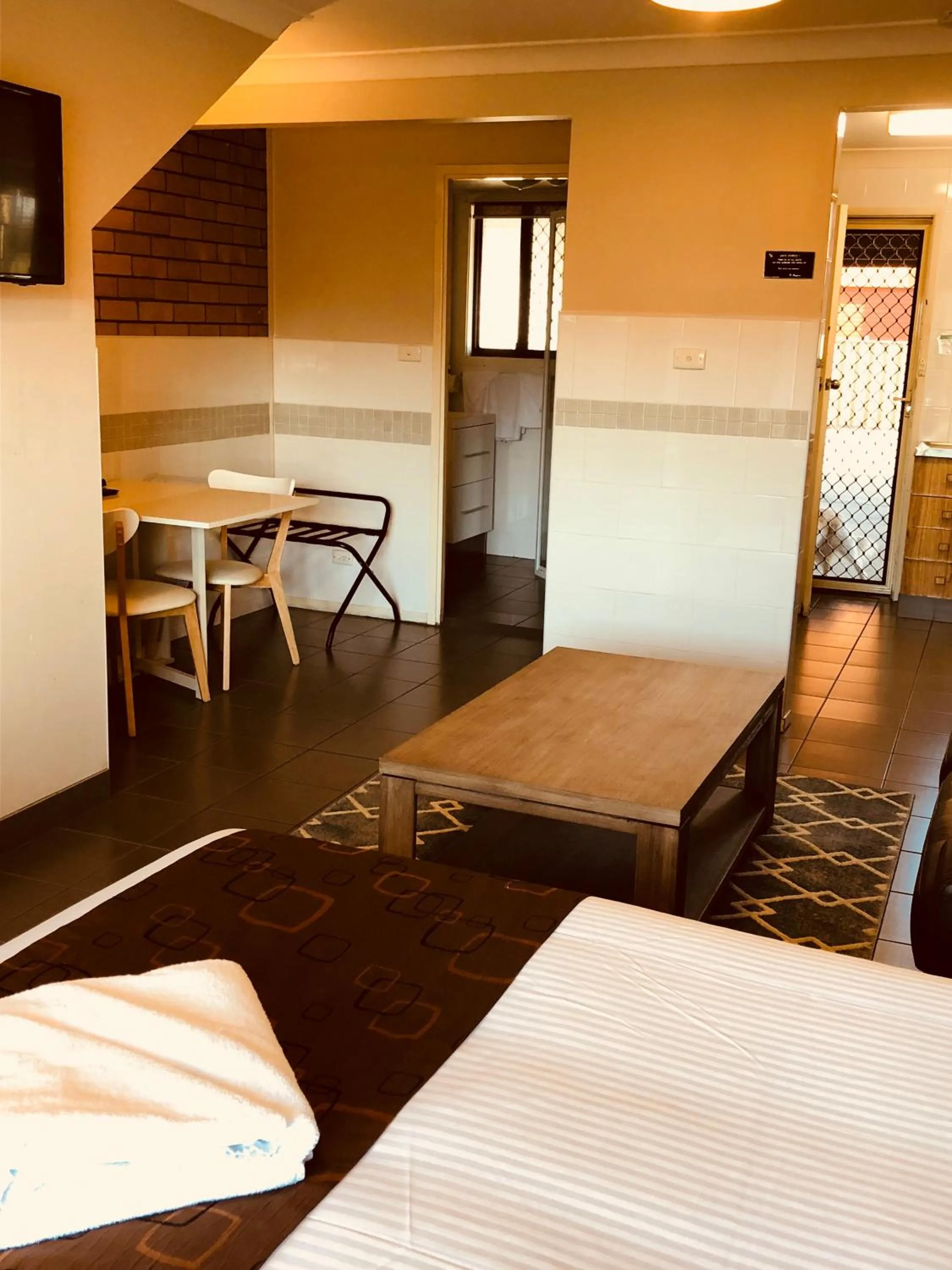 Bathroom, Bed in Tamworth Central Motel