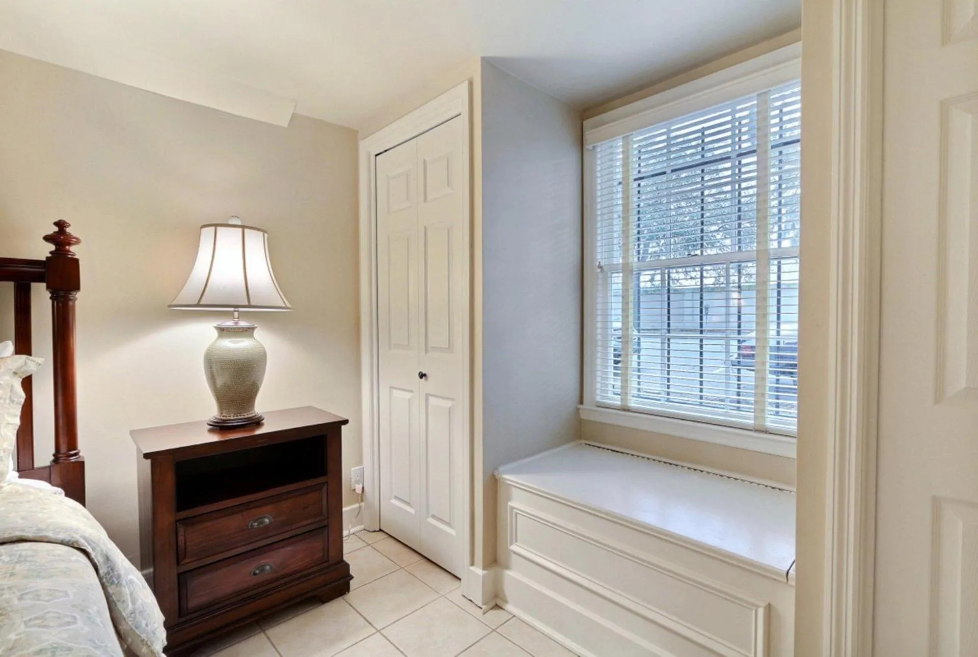 Bed in Orleans Square