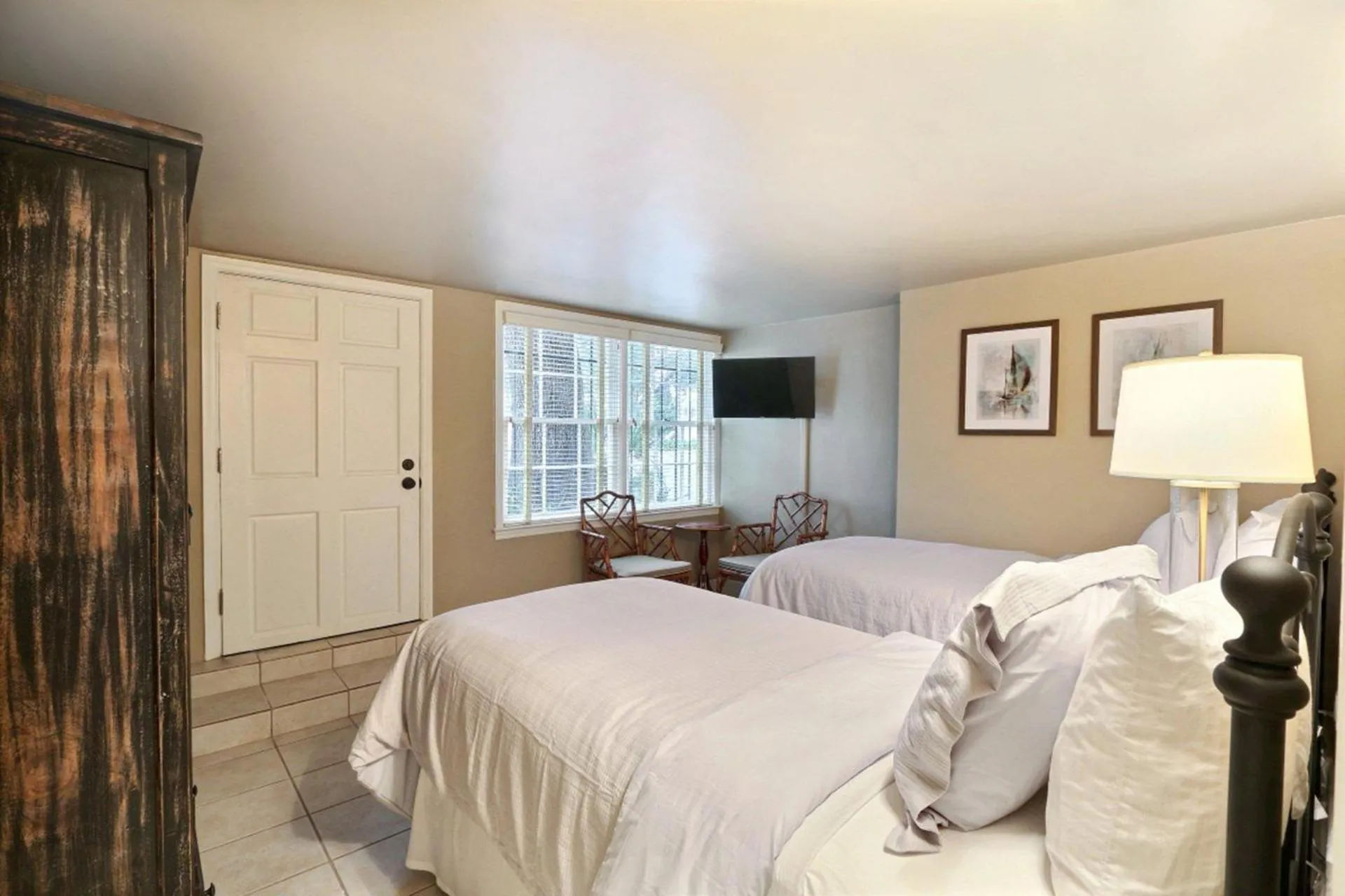 Bed in Orleans Square